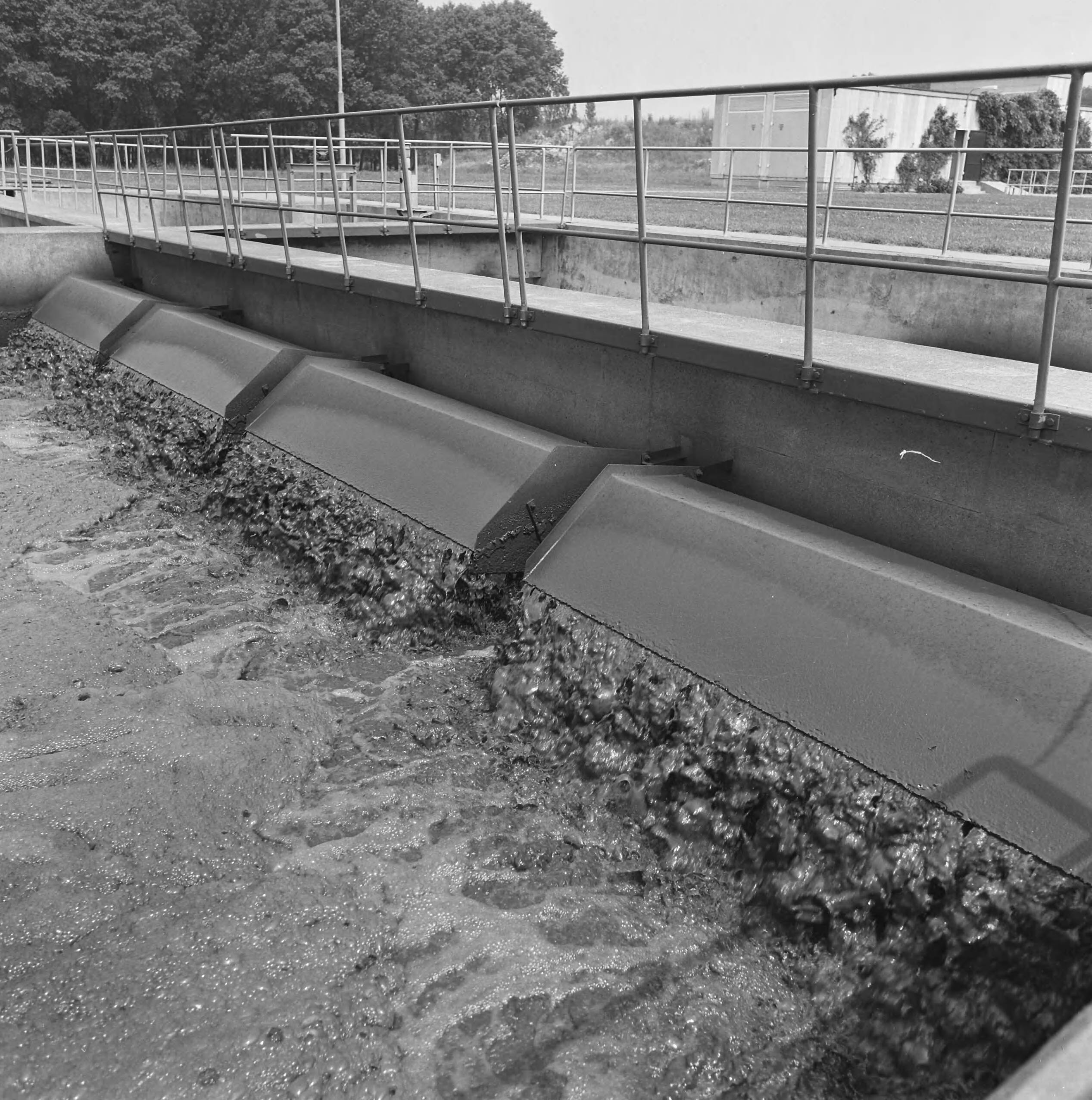 Fotocollectie Nederlandse Heidemaatschappij — Woerden. Waterzuiveringstalliatie in aanbouw — Foto: Fotograaf Onbekend / Heidemij. Licentie: Set B: Rechtenvrij / Publiek Domein. Bron: Nationaal Archief. http://hdl.handle.net/10648/ae8276d2-d0b4-102d-bcf8-003048976d84