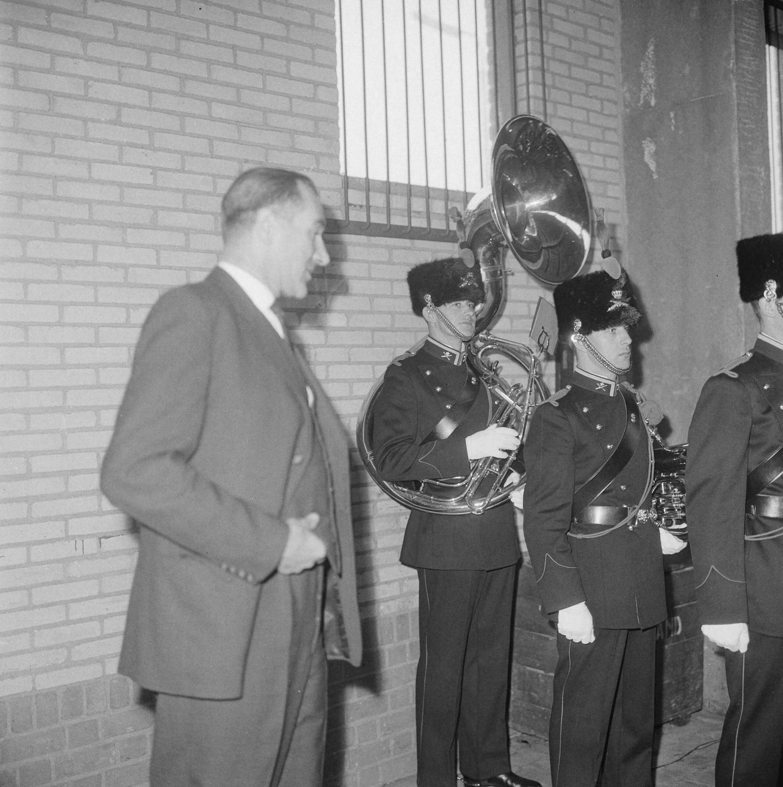 Fotocollectie Anefo — In de Chassé kazerne te Breda is het Artillerie Trompetterkorps officieel geïnstalleerd als fanfarekorps der Artillerie, door staatssecretaris J.C.E. Haex, de staatssecretaris — Foto: Koch, Eric / Anefo. Licentie: Set B: Rechtenvrij / Publiek Domein. Bron: Nationaal Archief. http://hdl.handle.net/10648/aa67aaae-d0b4-102d-bcf8-003048976d84