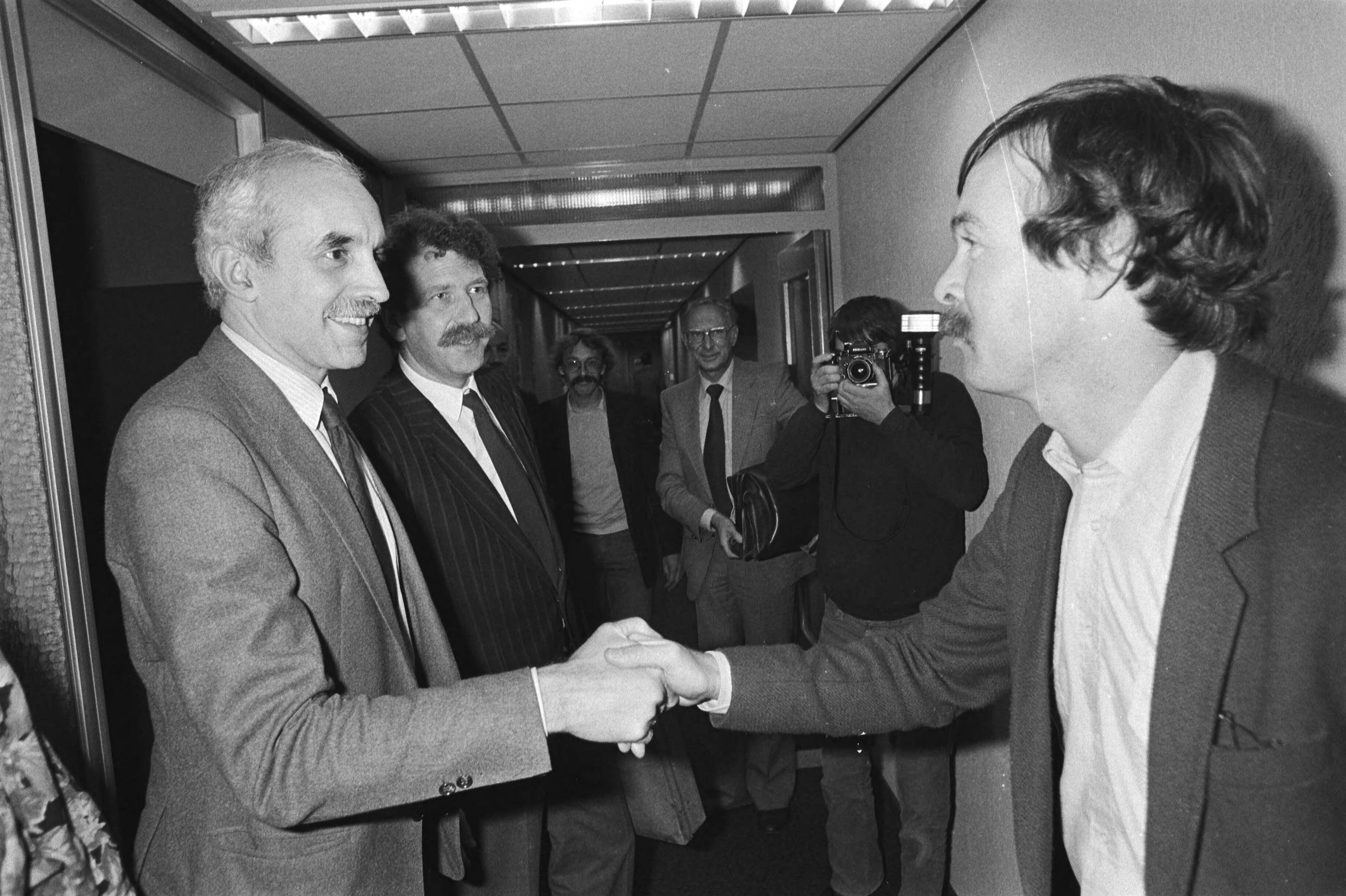 Minister Van der Louw (PvdA, CRM) sprak vanmiddag met de partijen in het NOS-conflict: de NOS en de omroepbonden — Jurgens (links) en Spaan (tweede van links) met woordvoerder en aktieleider Engelsman (rechts) — Foto: Croes, Rob C. / Anefo. Licentie: Set B: Rechtenvrij / Publiek Domein. Bron: Nationaal Archief. http://hdl.handle.net/10648/ad068fc8-d0b4-102d-bcf8-003048976d84