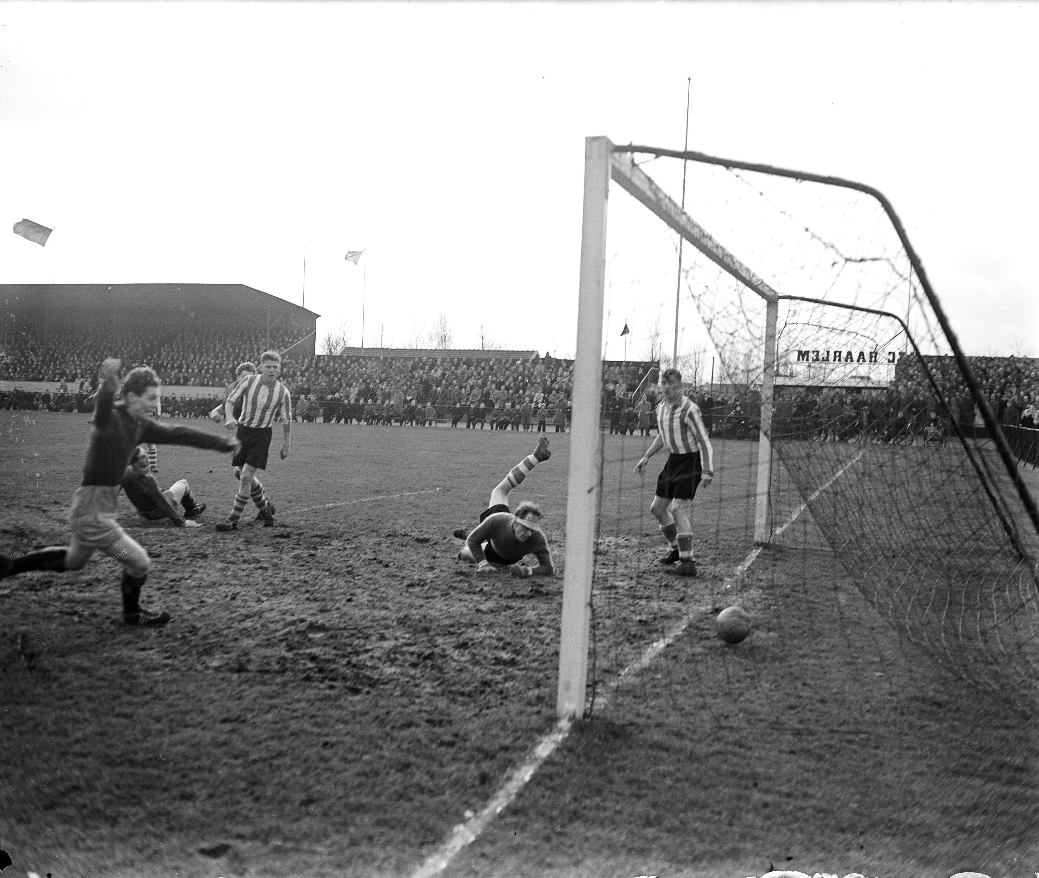 Fotocollectie Anefo — Voetbal. Haarlem tegen PSV 1-2. Doelpunt Haarlem — Foto: Pot, Harry / Anefo. Licentie: Set B: Rechtenvrij / Publiek Domein. Bron: Nationaal Archief. http://hdl.handle.net/10648/a92ee72e-d0b4-102d-bcf8-003048976d84