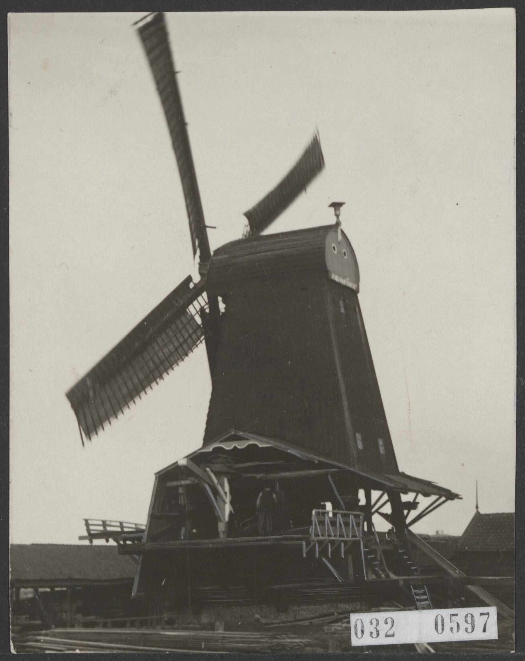 Fotocollectie Elsevier Binnenland — Paltrokmolen, De Held Jozua, te Zaandam, provincie Noord-Holland. Houtzaagmolen, type paltrok, 3 zaagramen, bouwjaar circa 1719 — Foto: Onbekend / Publiek Domein of Rechtenvrij. Licentie: Set B: Rechtenvrij / Publiek Domein. Bron: Nationaal Archief. http://hdl.handle.net/10648/ade44674-d0b4-102d-bcf8-003048976d84