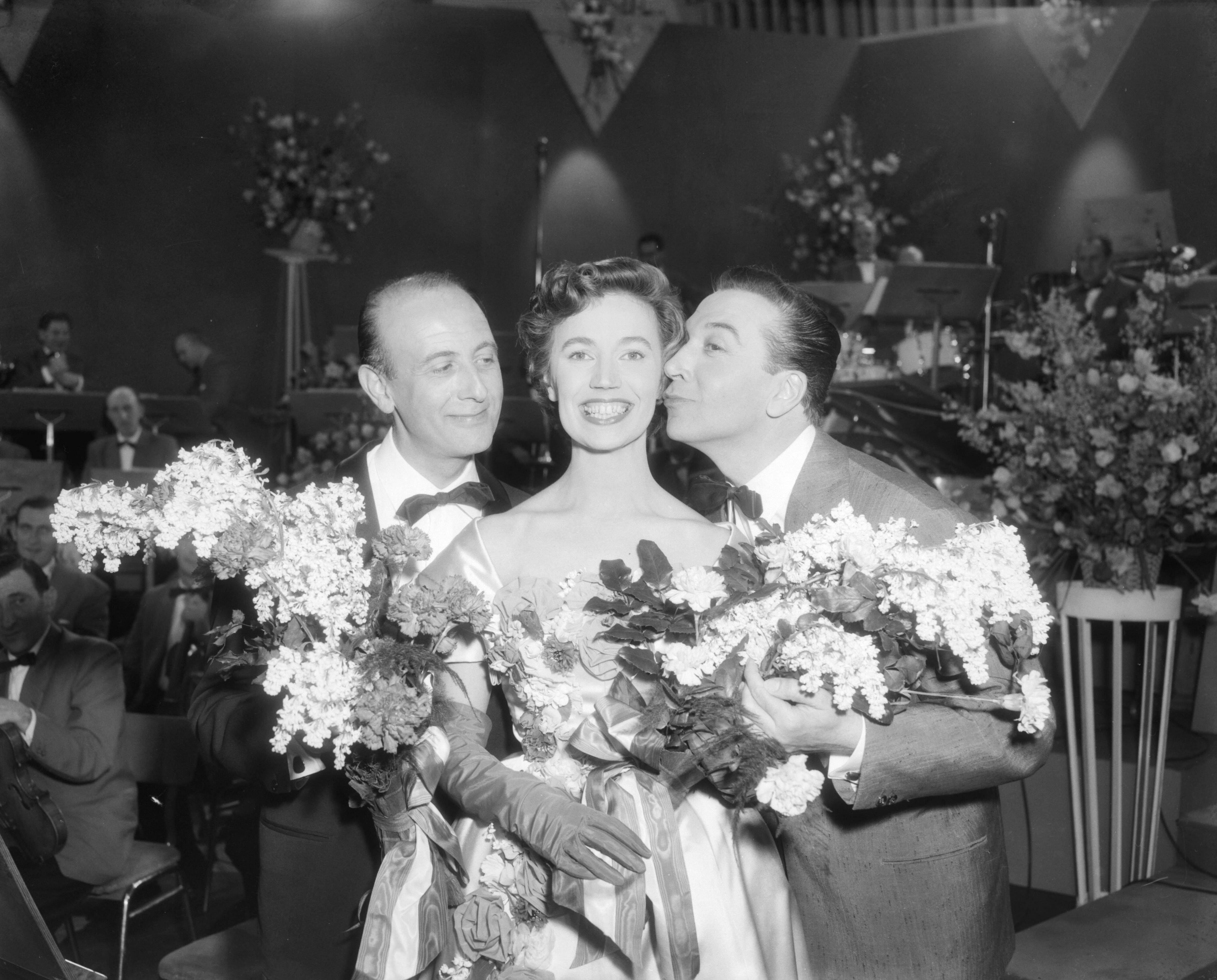 Eurovisie Songfestival 1958 — Eurovisie Songfestival. Dirigent Franck Pourcel, presentatrice Hannie Lips en winnaar André Claveau — Foto: Pot, Harry / Anefo. Licentie: Set B: Rechtenvrij / Publiek Domein. Bron: Nationaal Archief. http://hdl.handle.net/10648/a977578e-d0b4-102d-bcf8-003048976d84