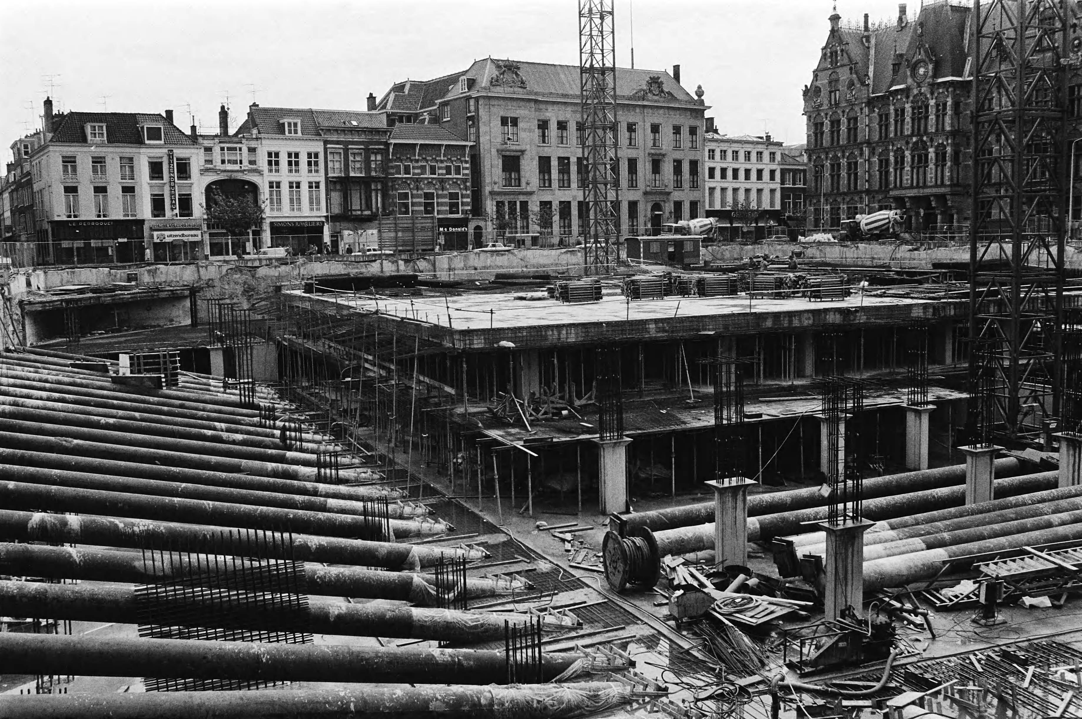 Fotocollectie Anefo — Bouw parkeergarage Plein te Den Haag — Foto: Pereira, Fernando / Anefo. Licentie: Set B: Rechtenvrij / Publiek Domein. Bron: Nationaal Archief. http://hdl.handle.net/10648/ace2a4f0-d0b4-102d-bcf8-003048976d84