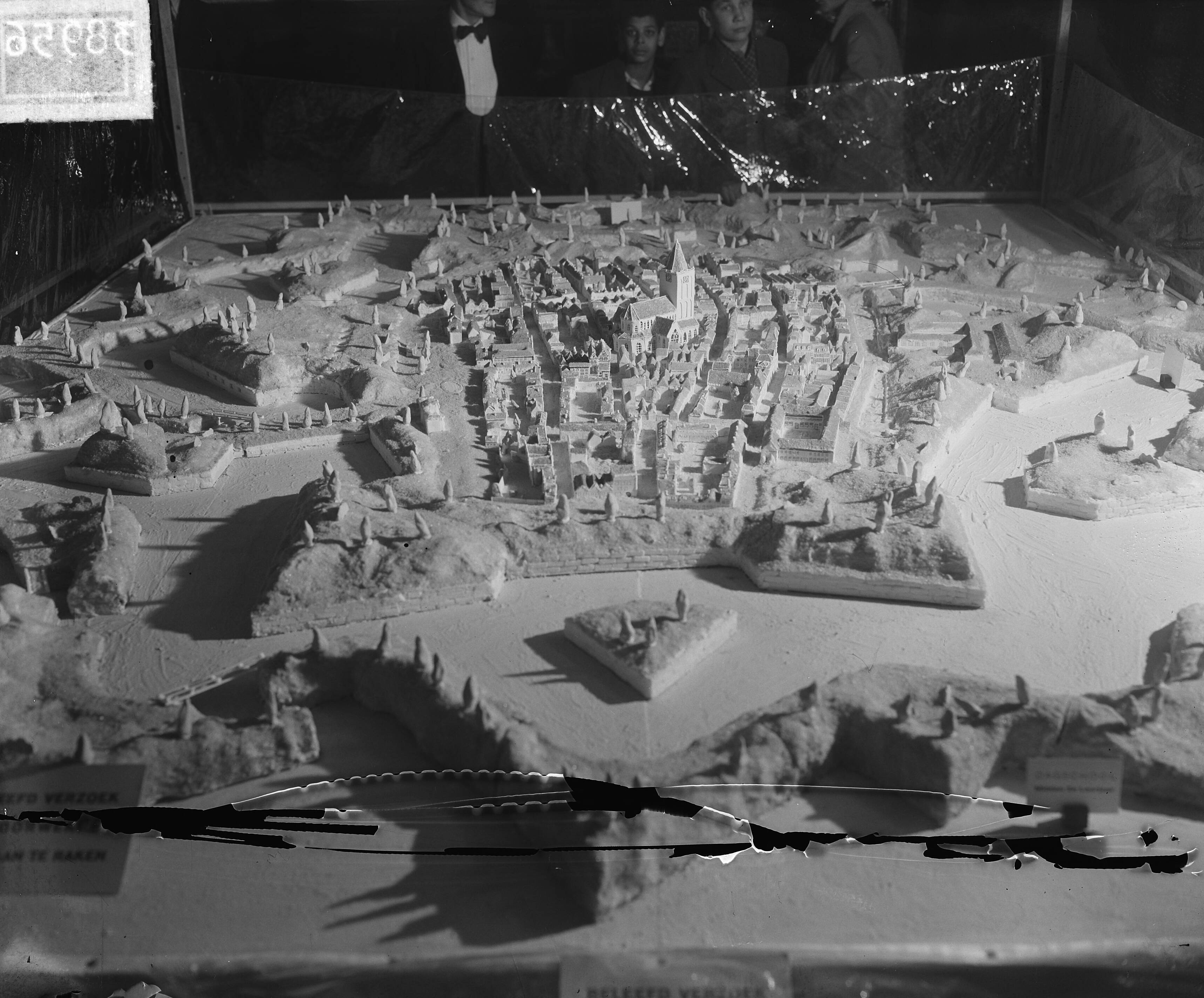 Fotocollectie Anefo — Vesting Naarden in model nagebouwd bij Banketbakkerschool — Foto: Winterbergen, Rolf / Anefo. Licentie: Set B: Rechtenvrij / Publiek Domein. Bron: Nationaal Archief. http://hdl.handle.net/10648/a8d683a4-d0b4-102d-bcf8-003048976d84