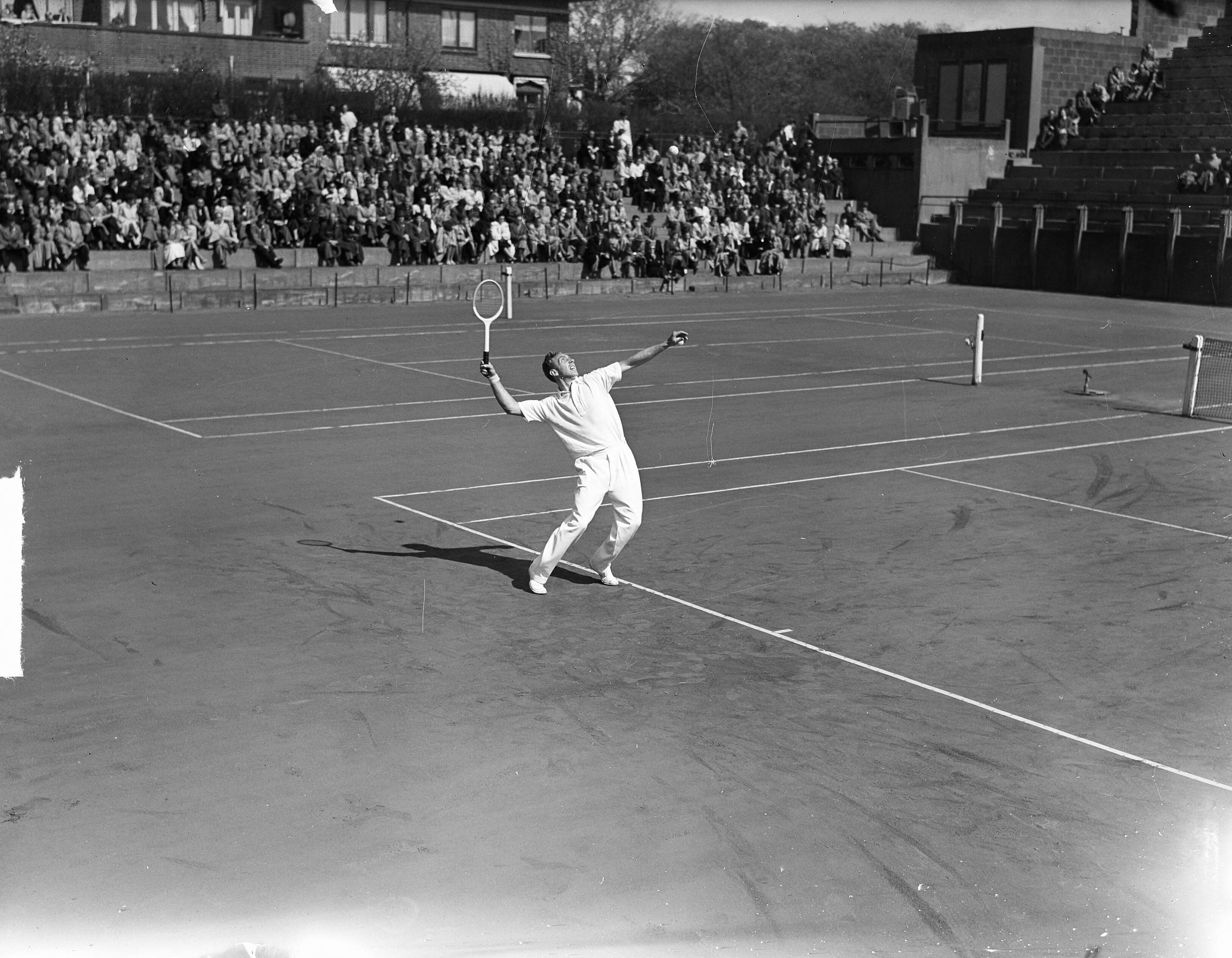 Fotocollectie Anefo — Davis Cup Tennis Nederland-Zuid-Afrika — Foto: Winterbergen, Rolf / Anefo. Licentie: Set B: Rechtenvrij / Publiek Domein. Bron: Nationaal Archief. http://hdl.handle.net/10648/a8c71b30-d0b4-102d-bcf8-003048976d84
