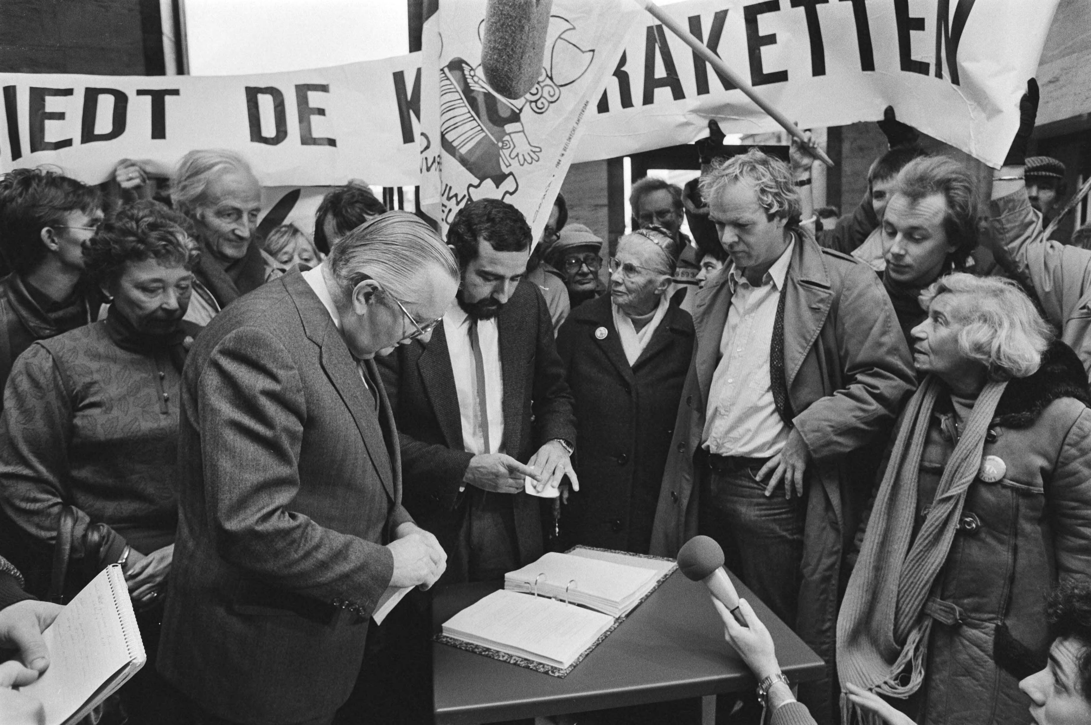 Fotocollectie Anefo — Stichting Verbiedt de Kruisraketten heeft in Den Haag het proces tegen Staat der Nederlanden aanhangig gemaakt met indiening van dagvaarding — Foto: Bogaerts, Rob / Anefo. Licentie: Set B: Rechtenvrij / Publiek Domein. Bron: Nationaal Archief. http://hdl.handle.net/10648/ad4001ea-d0b4-102d-bcf8-003048976d84