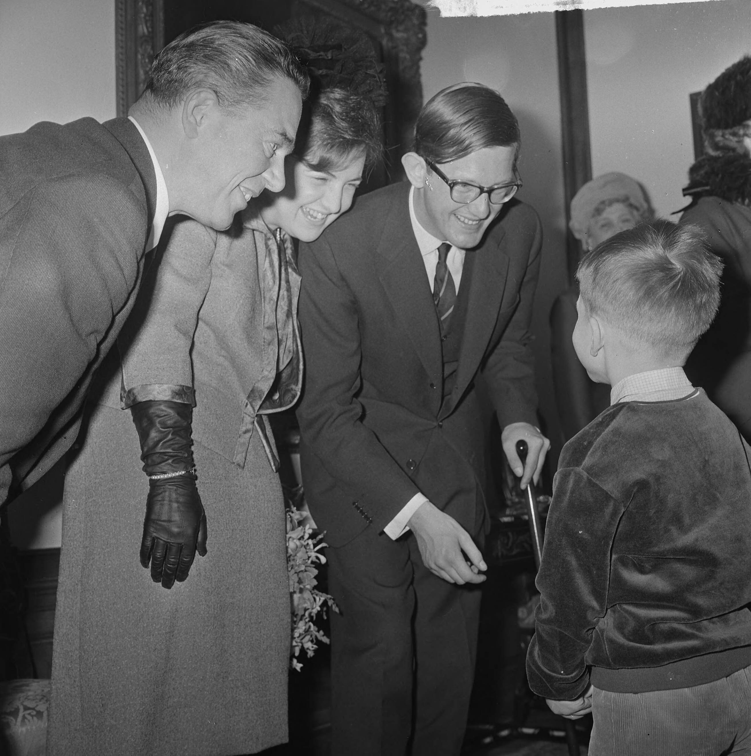 Verloofde paar prinses Margriet en Pieter van Vollenhoven in Den Haag — Verloofde paar in Den Haag , jongste zoon van premier Marijnen, Peter Paul, feliciteert het paar — Foto: Koch, Eric / Anefo. Licentie: Set B: Rechtenvrij / Publiek Domein. Bron: Nationaal Archief. http://hdl.handle.net/10648/aa9893b2-d0b4-102d-bcf8-003048976d84