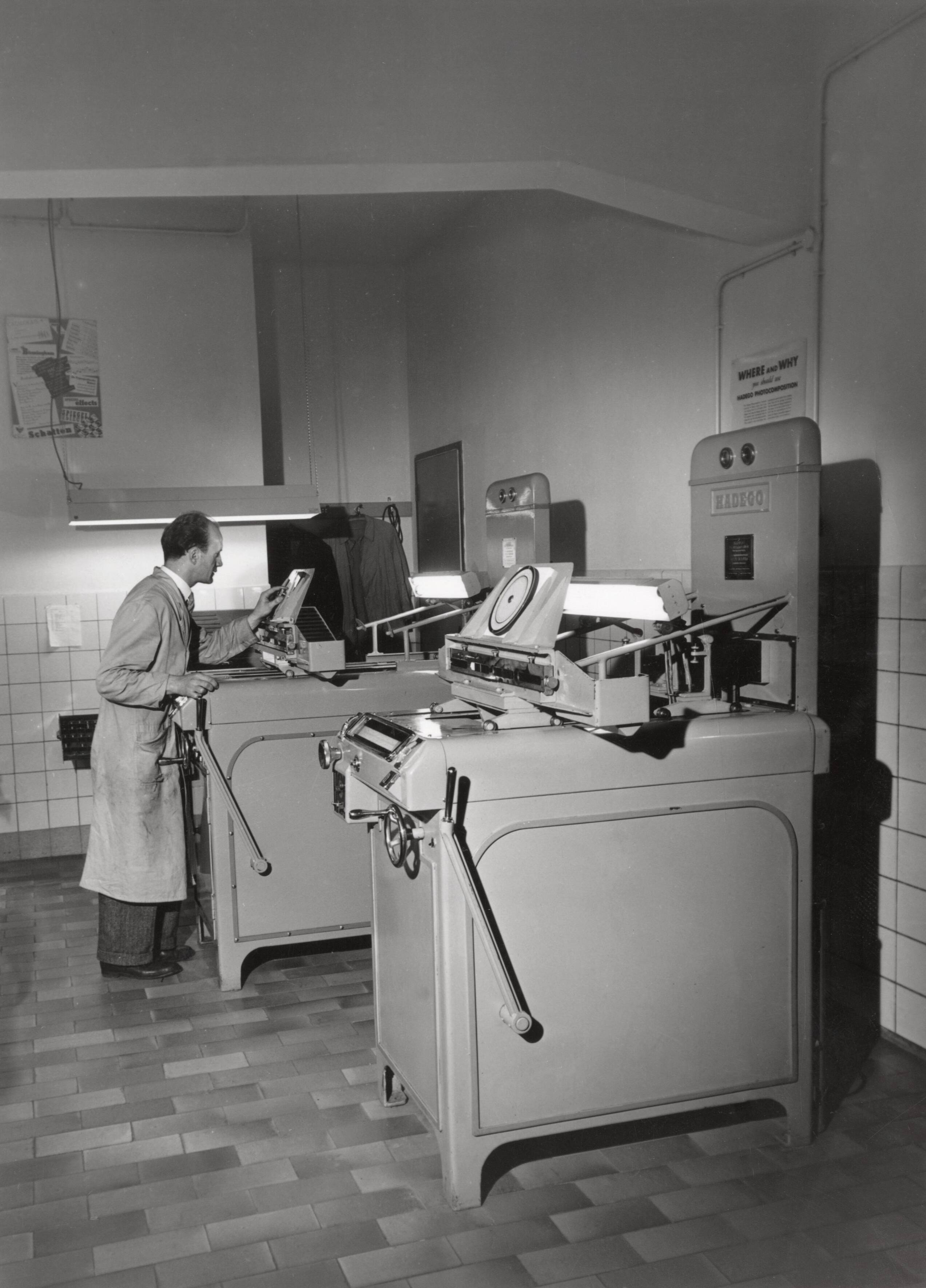 Drukkerij Spaarnestad — [Drukkerij met Hadego fotozetmachines] — Foto: Fotograaf Onbekend / Fotobureau onbekend / Spaarnestad Photo (05887). Licentie: Set B: Rechtenvrij / Publiek Domein. Bron: Nationaal Archief. http://hdl.handle.net/10648/35429da6-37ef-a382-e063-6df0900a6686
