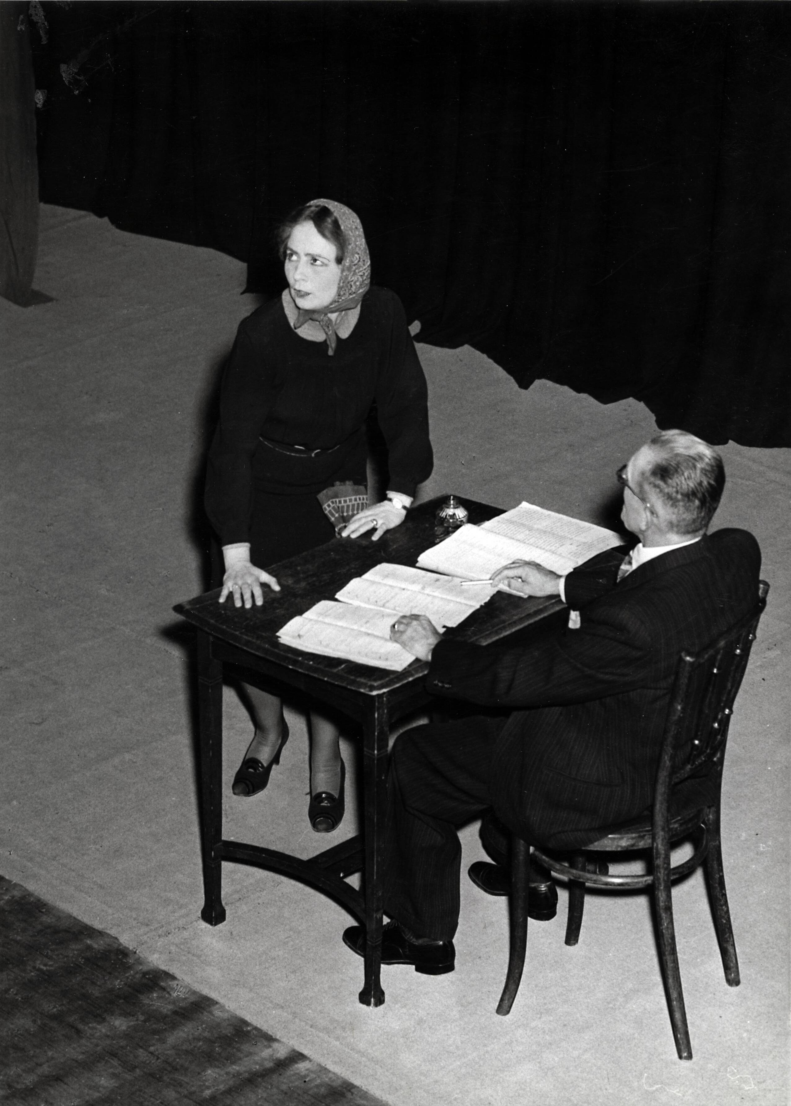 Drukkerij Spaarnestad — [40-jarig jubileum N.V. De Spaarnestad] [feestavond in de Stadsschouwburg] [sketch] — Foto: Fotograaf Onbekend / Fotobureau onbekend / Spaarnestad Photo (05887). Licentie: Set B: Rechtenvrij / Publiek Domein. Bron: Nationaal Archief. http://hdl.handle.net/10648/35429da6-3a06-a382-e063-6df0900a6686