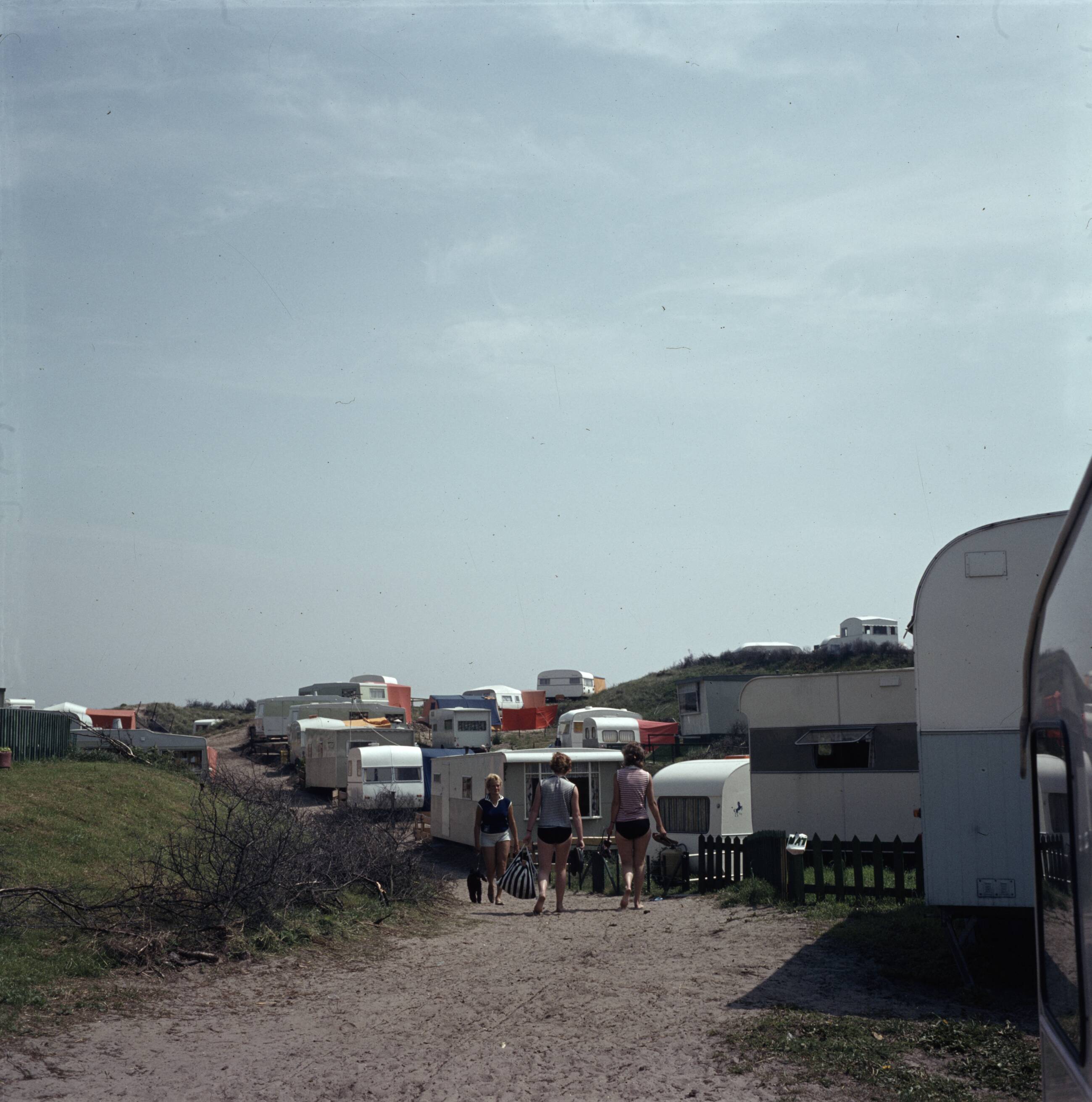 Reportage Nederland — Camping bij Zandvoort — Foto: Poll, Willem van de. Licentie: Set B: Rechtenvrij / Publiek Domein. Bron: Nationaal Archief. http://hdl.handle.net/10648/aeef43de-d0b4-102d-bcf8-003048976d84
