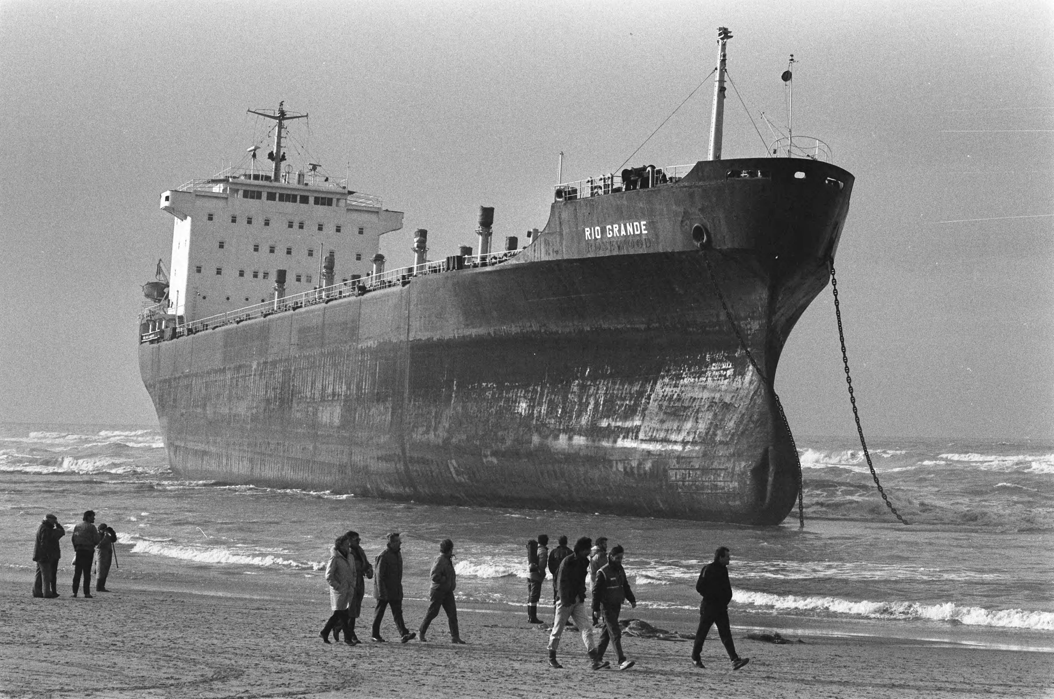 Rio Grande op het strand van Wassenaar — Bij Wassenaar is door de zware storm de Maltezer bulkcarrier "Rio Grande" aan de grond gelopen — Foto: Bogaerts, Rob / Anefo. Licentie: Set B: Rechtenvrij / Publiek Domein. Bron: Nationaal Archief. http://hdl.handle.net/10648/ad4ea222-d0b4-102d-bcf8-003048976d84