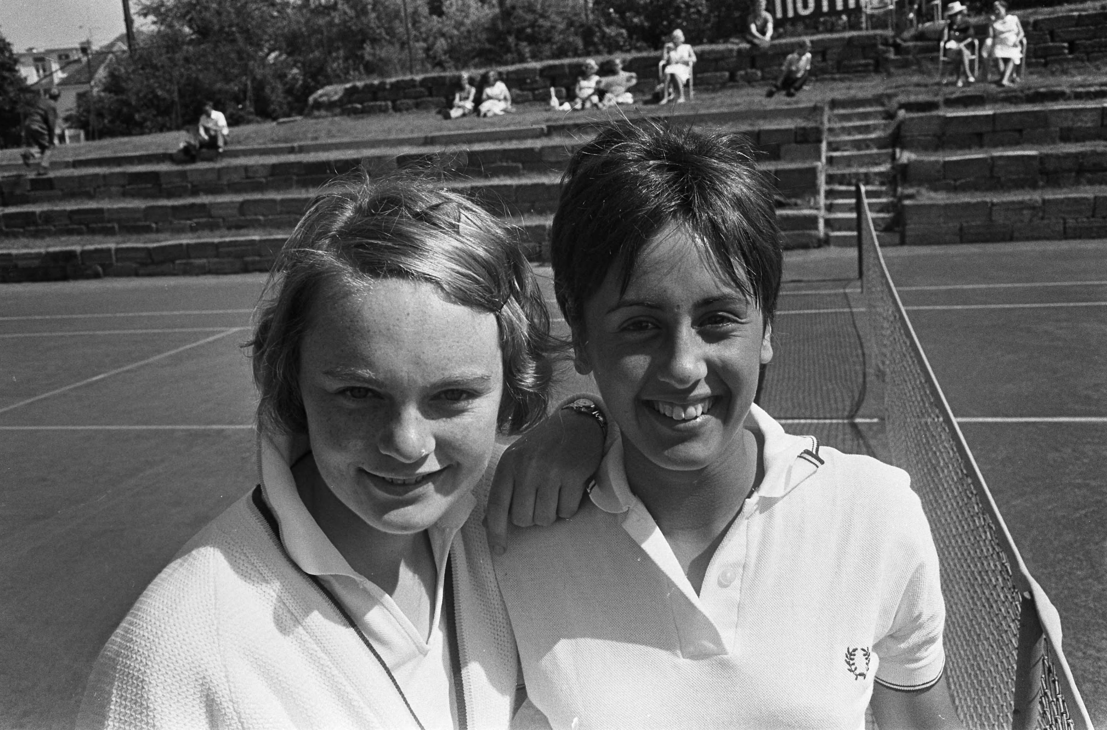 Fotocollectie Anefo — Nederlandse tenniskampioenschappen op de METS-banen. Ada Bakker (links, 17) en Judith Salomé (16) — Foto: Koch, Eric / Anefo. Licentie: Set B: Rechtenvrij / Publiek Domein. Bron: Nationaal Archief. http://hdl.handle.net/10648/aaba9138-d0b4-102d-bcf8-003048976d84