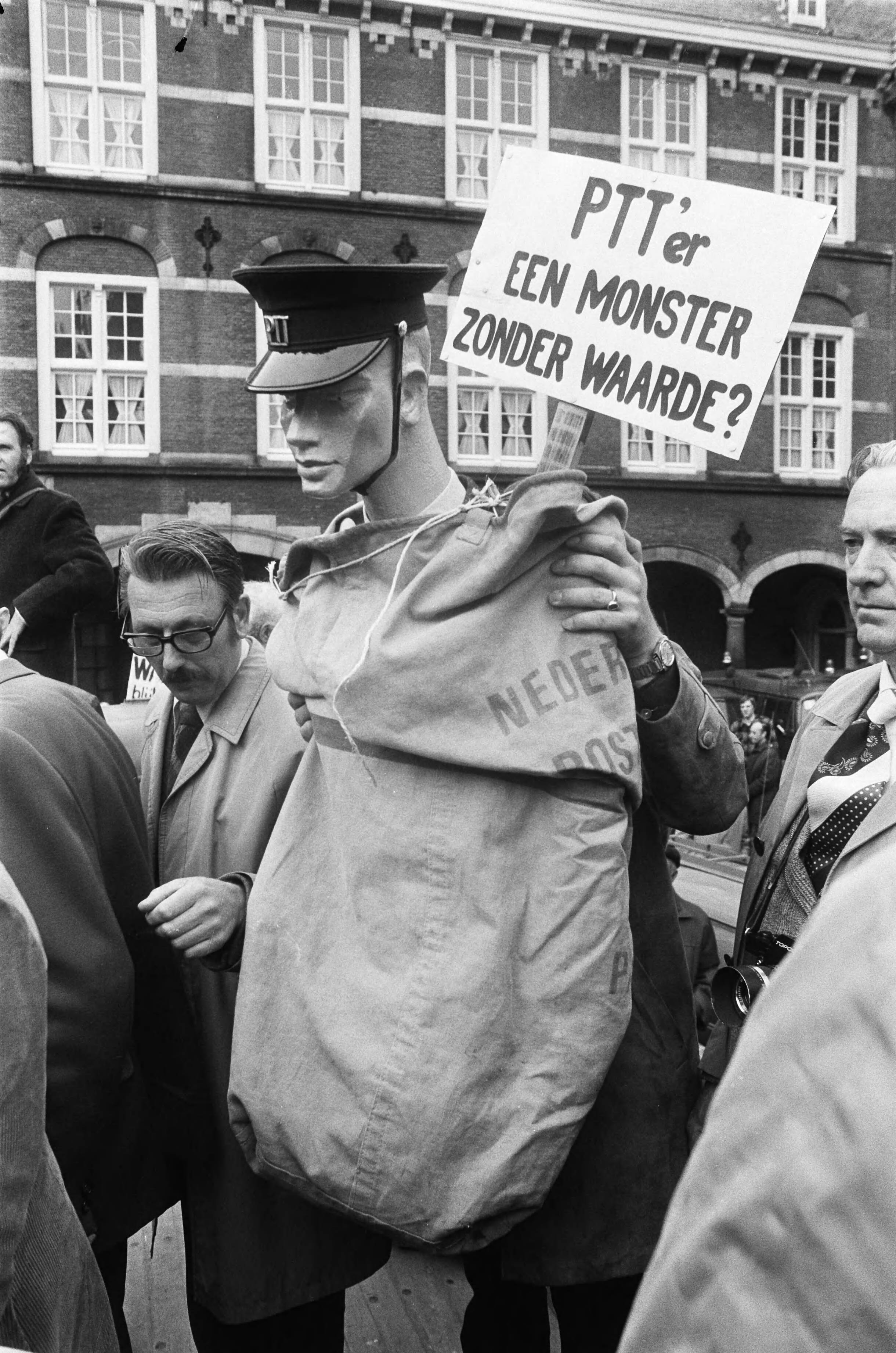 Fotocollectie Anefo — PTT-ambtenaren demonstreren in Den Haag tegen spreiding en overplaatsing (o.a. naar Groningen); demonstranten — Foto: Peters, Hans / Anefo. Licentie: Set B: Rechtenvrij / Publiek Domein. Bron: Nationaal Archief. http://hdl.handle.net/10648/ac66fc56-d0b4-102d-bcf8-003048976d84