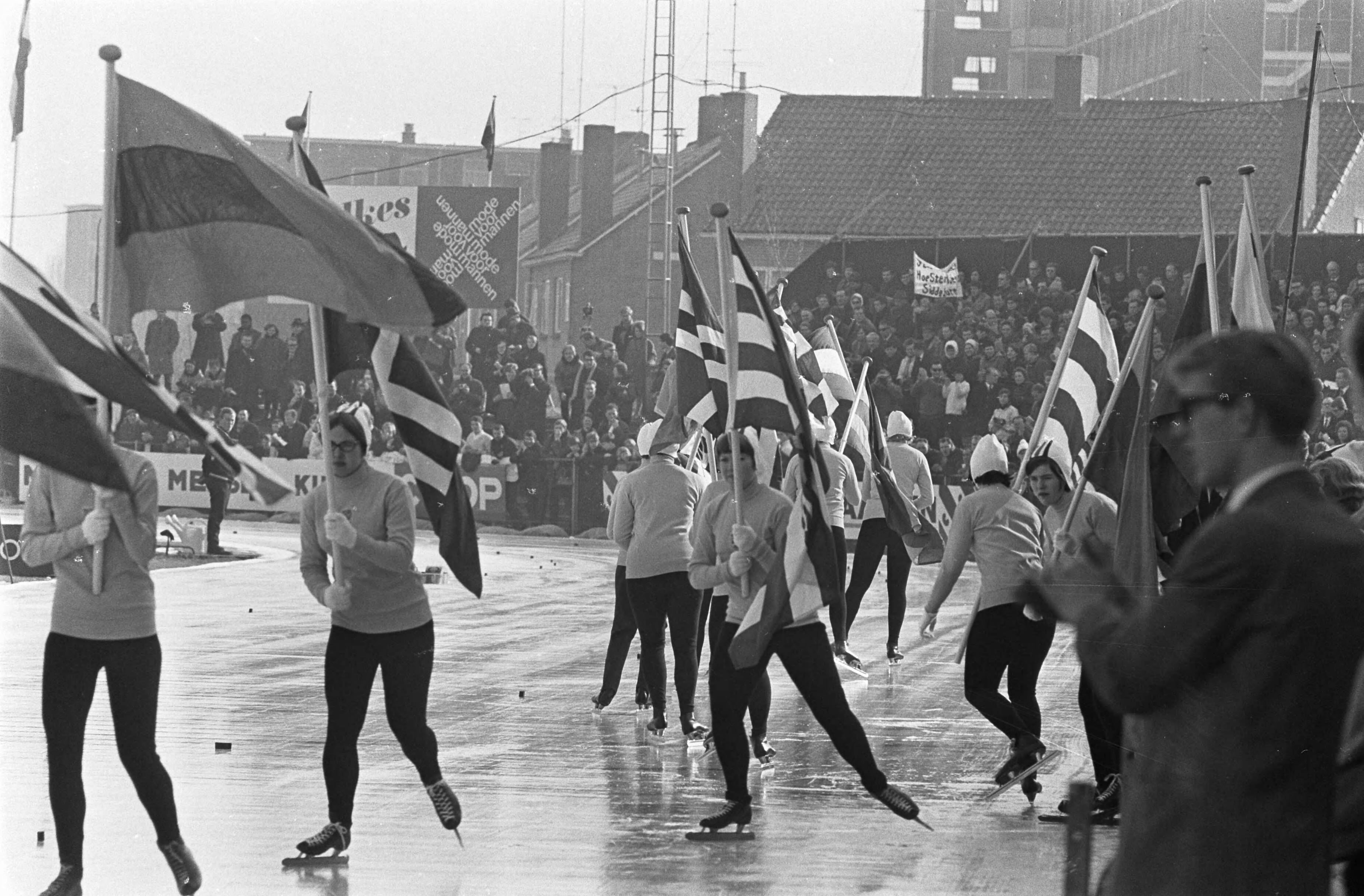 Fotocollectie Anefo — WK schaatsen te Deventer dames, opening WK — Foto: Kroon, Ron / Anefo. Licentie: Set B: Rechtenvrij / Publiek Domein. Bron: Nationaal Archief. http://hdl.handle.net/10648/ab104db2-d0b4-102d-bcf8-003048976d84
