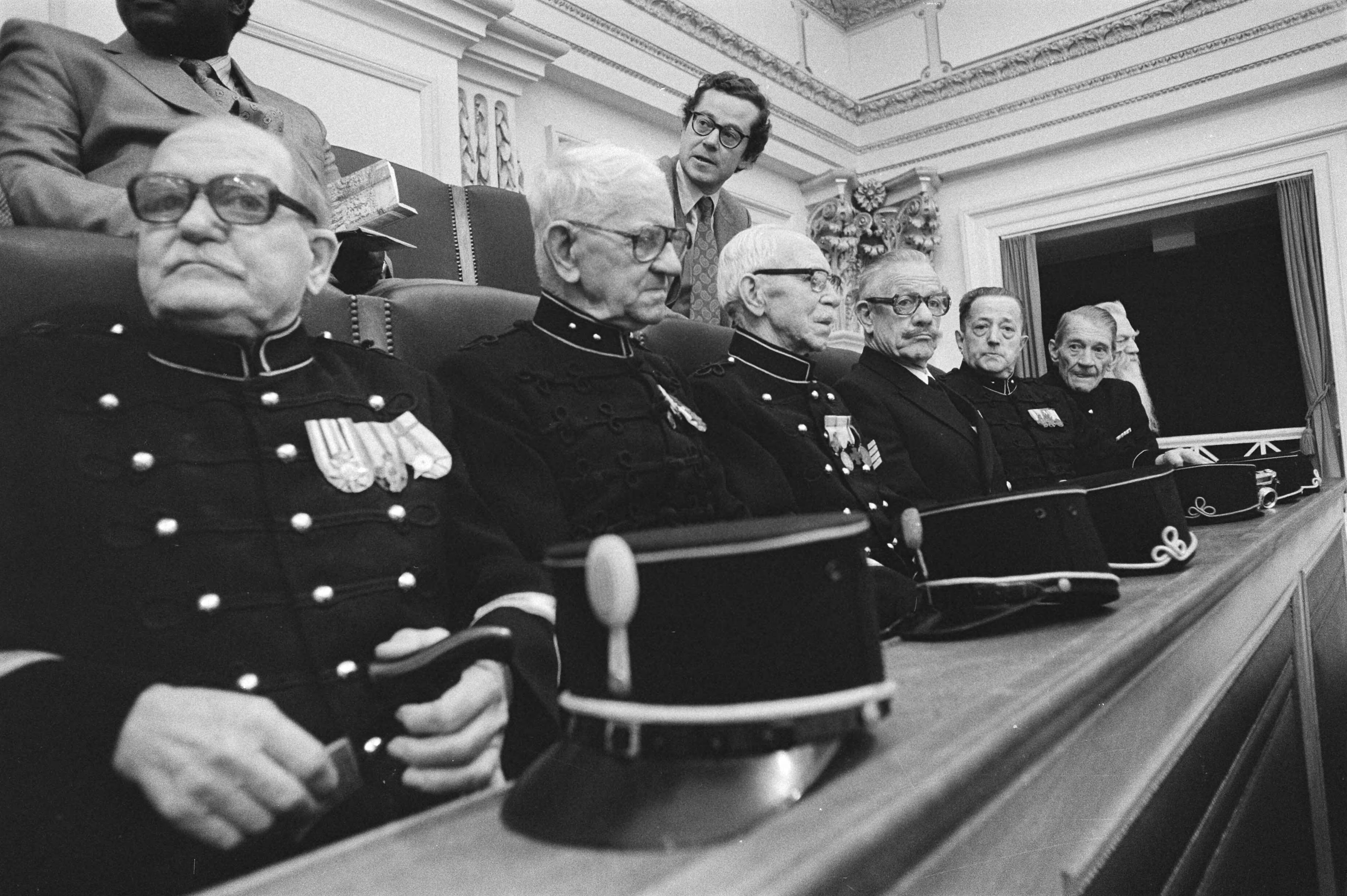 Fotocollectie Anefo — Bewoners militair tehuis Bronbeek naar Den Haag om prot kracht bij te zetten tegen voorgenomen sluiting; op publieke tribune Tweede Kamer — Foto: Croes, Rob C. / Anefo. Licentie: Set B: Rechtenvrij / Publiek Domein. Bron: Nationaal Archief. http://hdl.handle.net/10648/acc3e0ec-d0b4-102d-bcf8-003048976d84