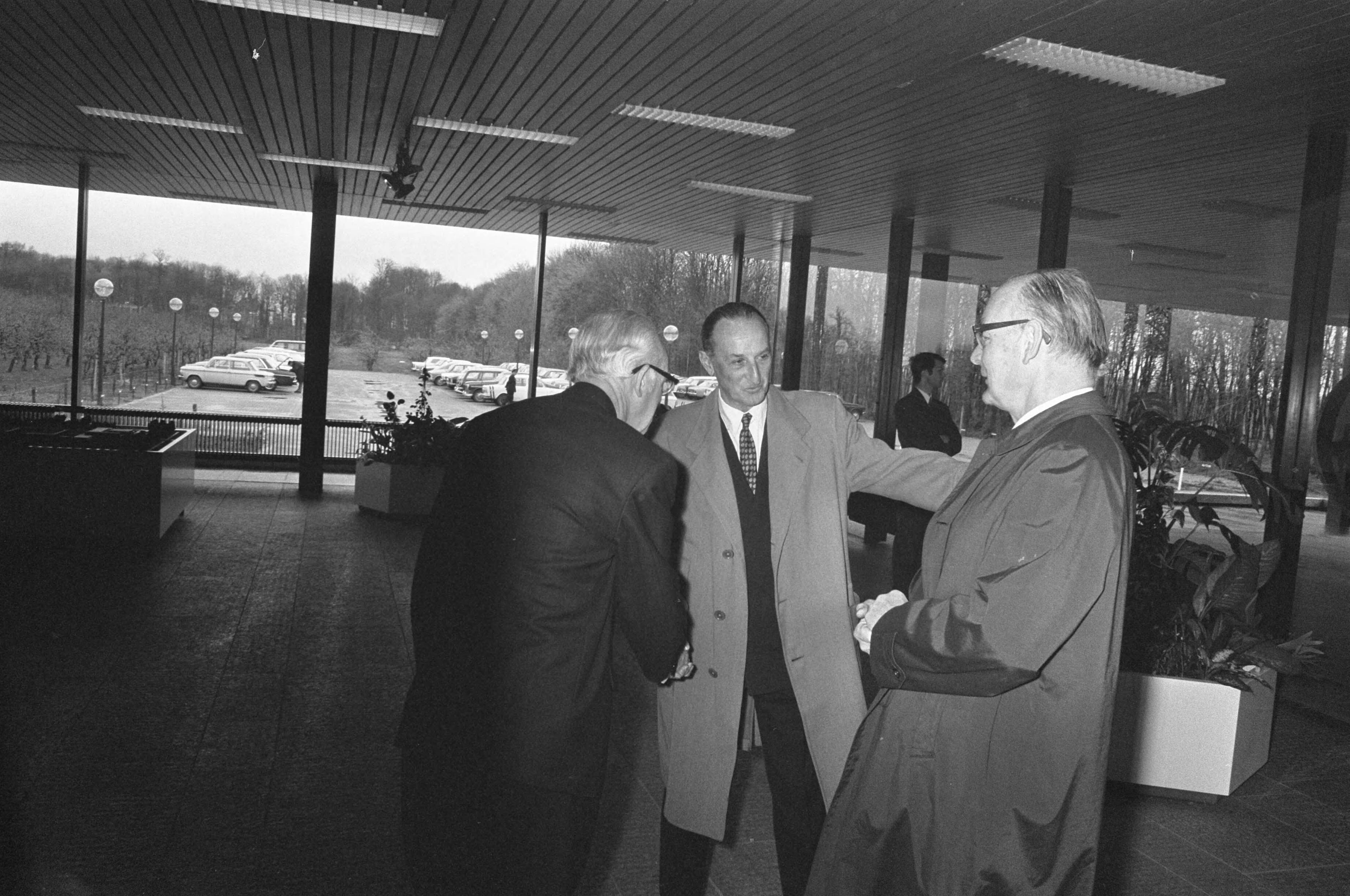 Opening van A. B. Svenska Kullagerfabriken Research Centre te Jutphaas door Prins Bernhard en prins Bert van Zweden — Enkele gasten — Foto: Fotograaf Onbekend / Anefo. Licentie: Set B: Rechtenvrij / Publiek Domein. Bron: Nationaal Archief. http://hdl.handle.net/10648/abe7670c-d0b4-102d-bcf8-003048976d84