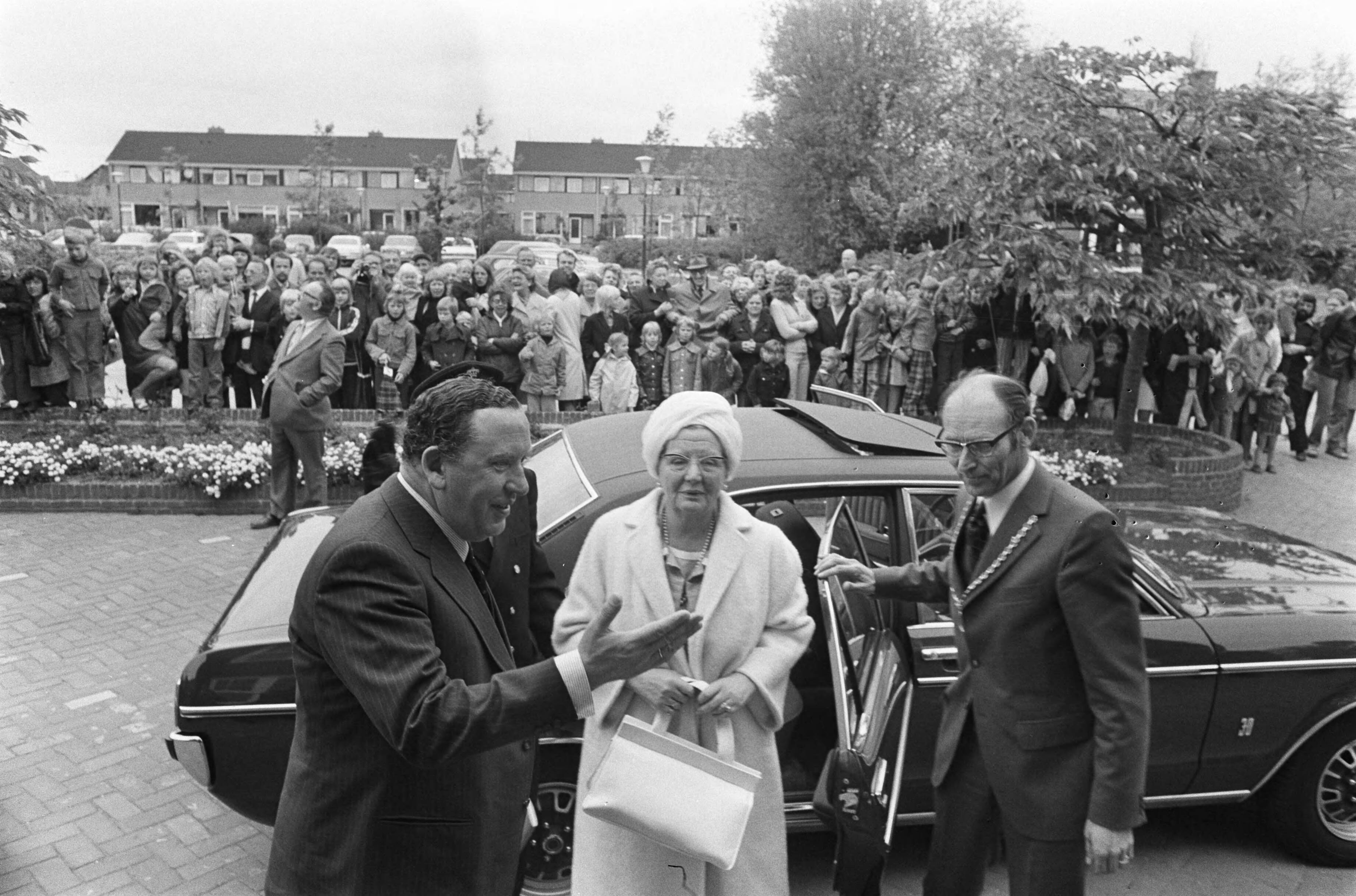 Bezoek van koningin Juliana aan Friesland — Aankomst bij het gemeentehuis van Mantgum, rechts burgemeester Kuiper — Foto: Verhoeff, Bert / Anefo. Licentie: Set B: Rechtenvrij / Publiek Domein. Bron: Nationaal Archief. http://hdl.handle.net/10648/ac69d250-d0b4-102d-bcf8-003048976d84