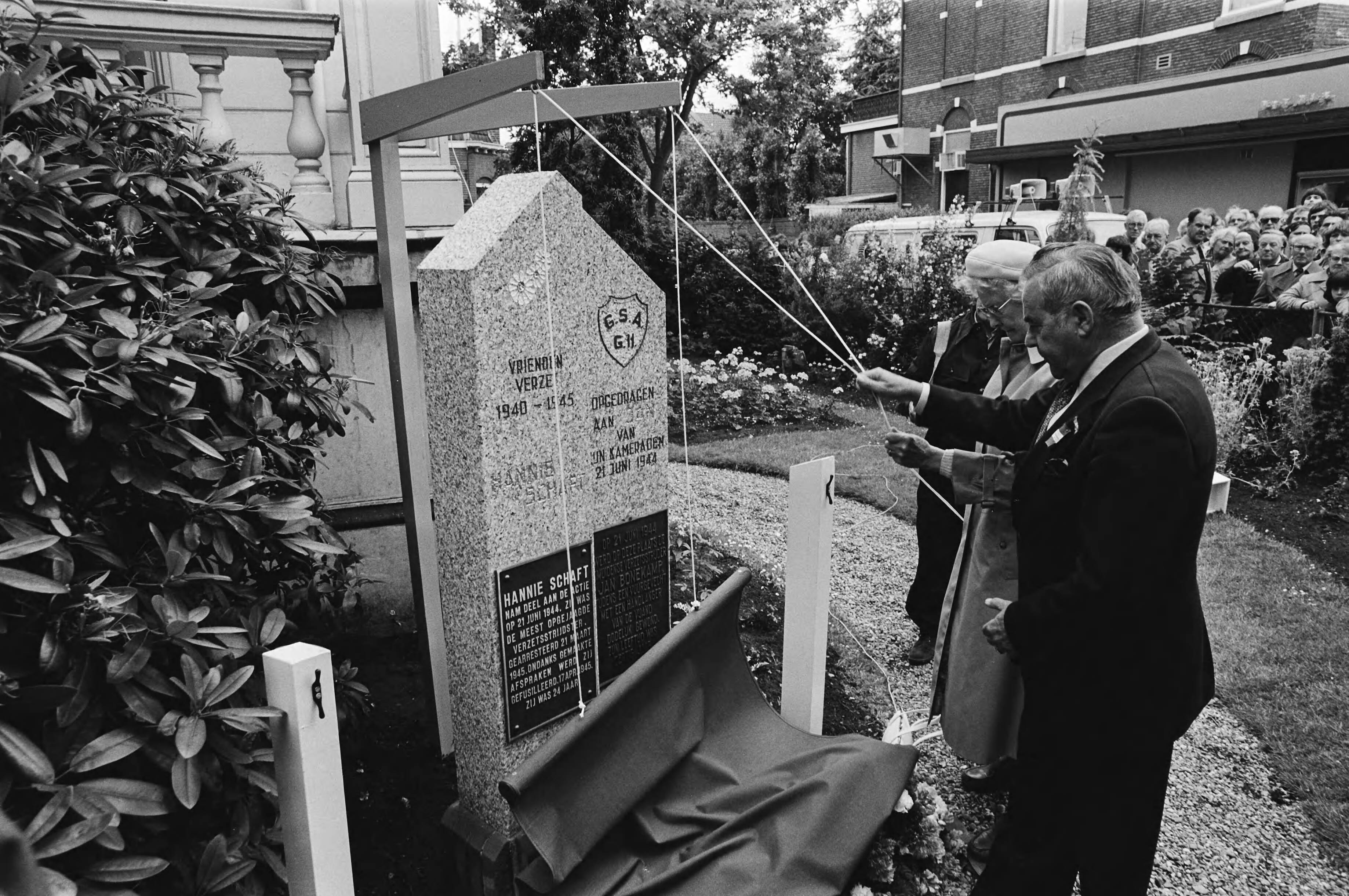 Fotocollectie Anefo — Onthulling van de gedenksteen voor verzetshelden Hannie Schaft en Jan Bonekamp in Zaandam — Foto: Antonisse, Marcel / Anefo. Licentie: Set B: Rechtenvrij / Publiek Domein. Bron: Nationaal Archief. http://hdl.handle.net/10648/ace2edc0-d0b4-102d-bcf8-003048976d84