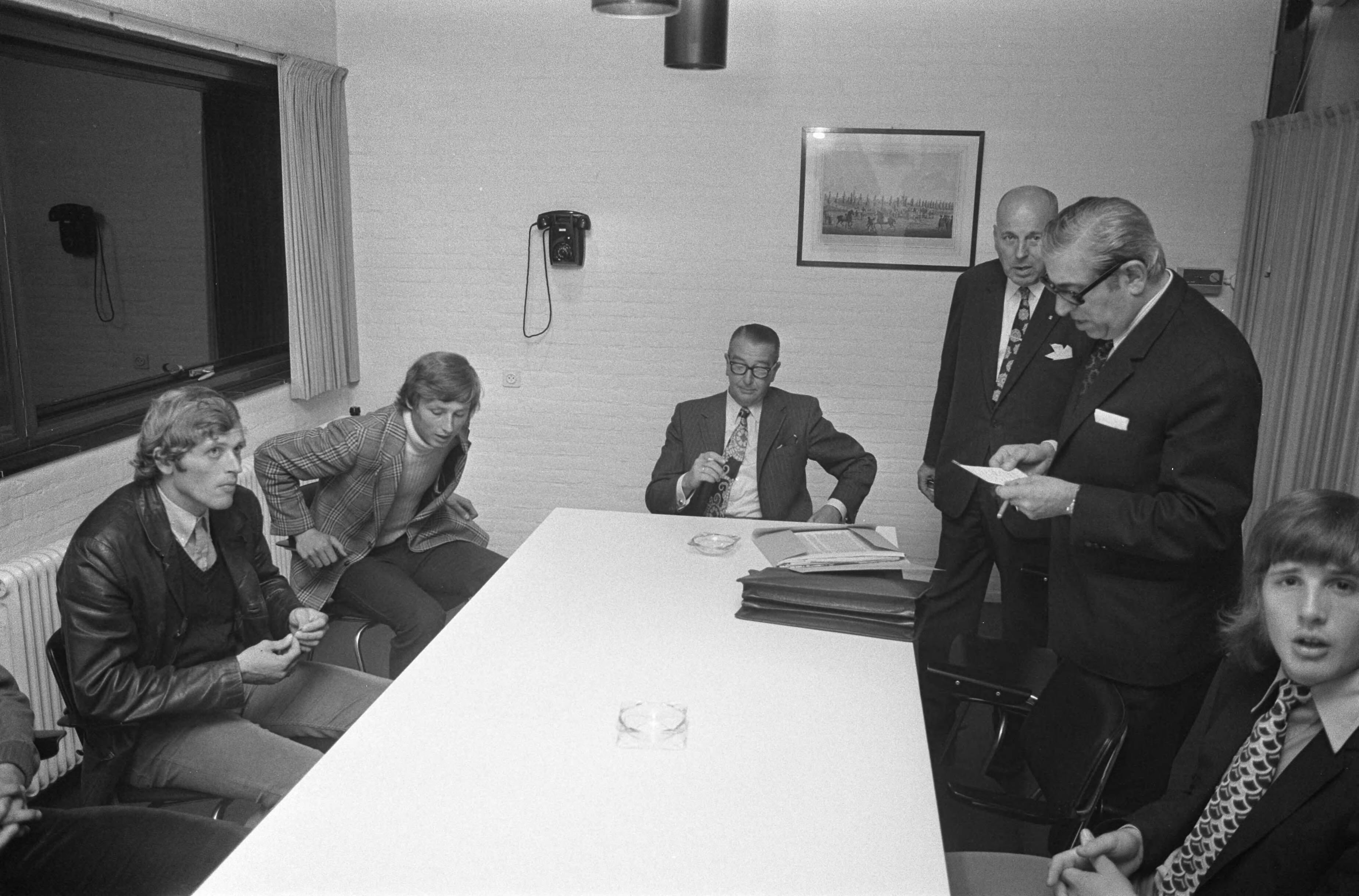 Fotocollectie Anefo — Piet Keizer en Huo Hovenkamp (Groningen) voor tuchtcommissie KNVB te Zeist, staand Ajax-voorzitter Jaap van Praag, rechts Jaap Bos (Groningen) — Foto: Verhoeff, Bert / Anefo. Licentie: Set B: Rechtenvrij / Publiek Domein. Bron: Nationaal Archief. http://hdl.handle.net/10648/abcf1c7e-d0b4-102d-bcf8-003048976d84
