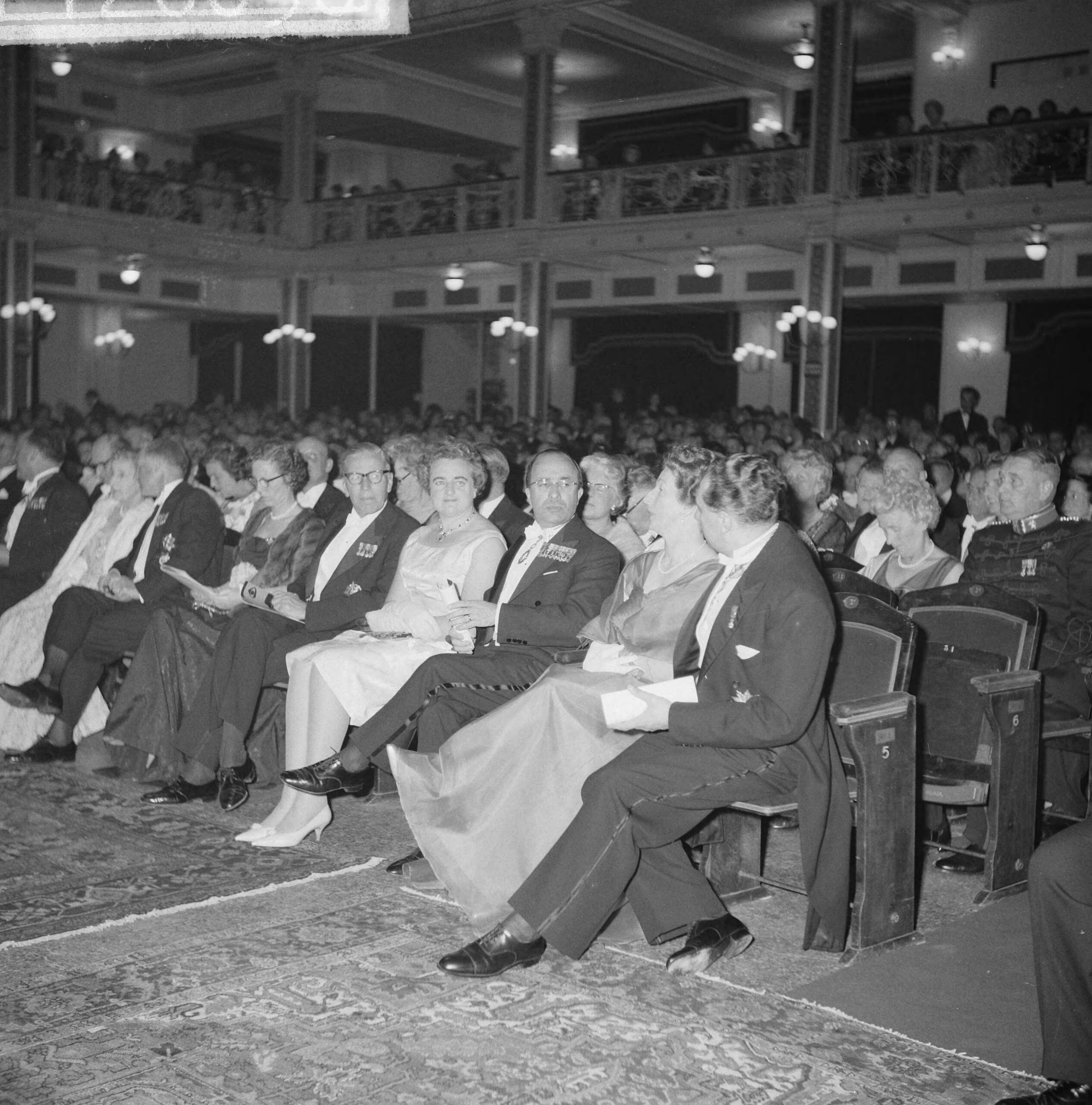 Fotocollectie Anefo — Opening Holland Festival 1961 in het Kurhaus te Scheveningen. Hoge gasten in het publiek. vlnr. mevrouw Beerman, minister Beerman, mevrouw Cals, minister Cals, mevrouw Van Aartsen, minister Van Aartsen — Foto: Lindeboom, Henk / Anefo. Licentie: Set B: Rechtenvrij / Publiek Domein. Bron: Nationaal Archief. http://hdl.handle.net/10648/a9d8c550-d0b4-102d-bcf8-003048976d84