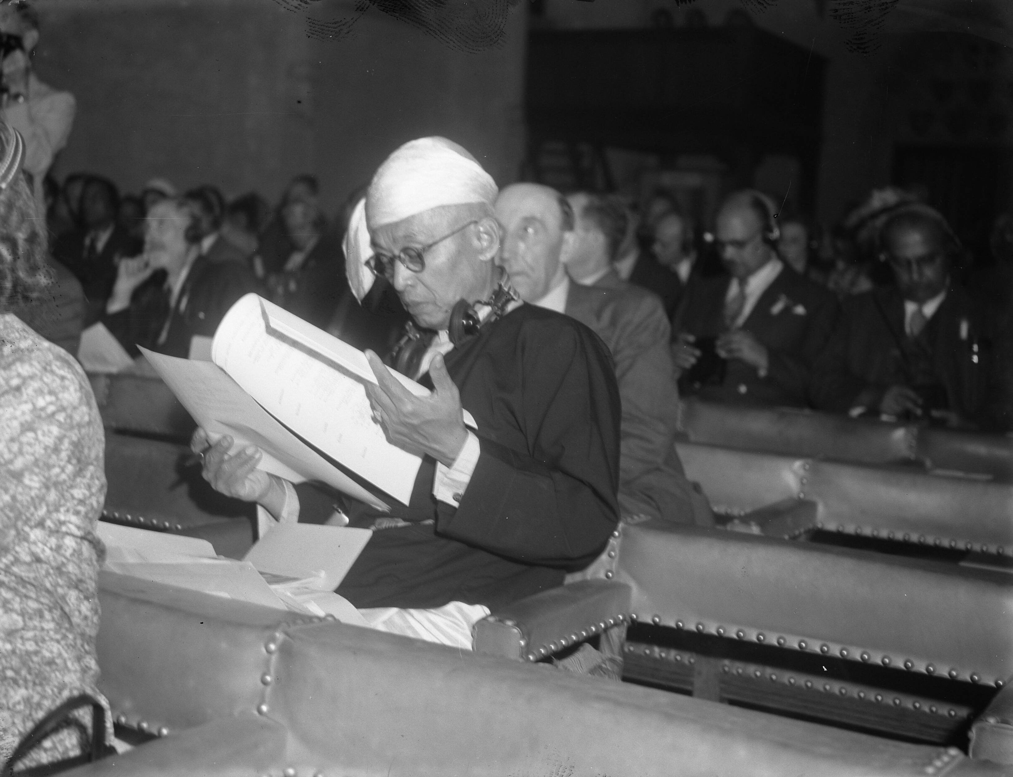 Fotocollectie Anefo — UNESC Wereldconferentie van Universiteiten te Utrecht. Siamese prins Sonakul [Thailand] — Foto: Merk, Ben / Anefo. Licentie: Set B: Rechtenvrij / Publiek Domein. Bron: Nationaal Archief. http://hdl.handle.net/10648/a8baab48-d0b4-102d-bcf8-003048976d84