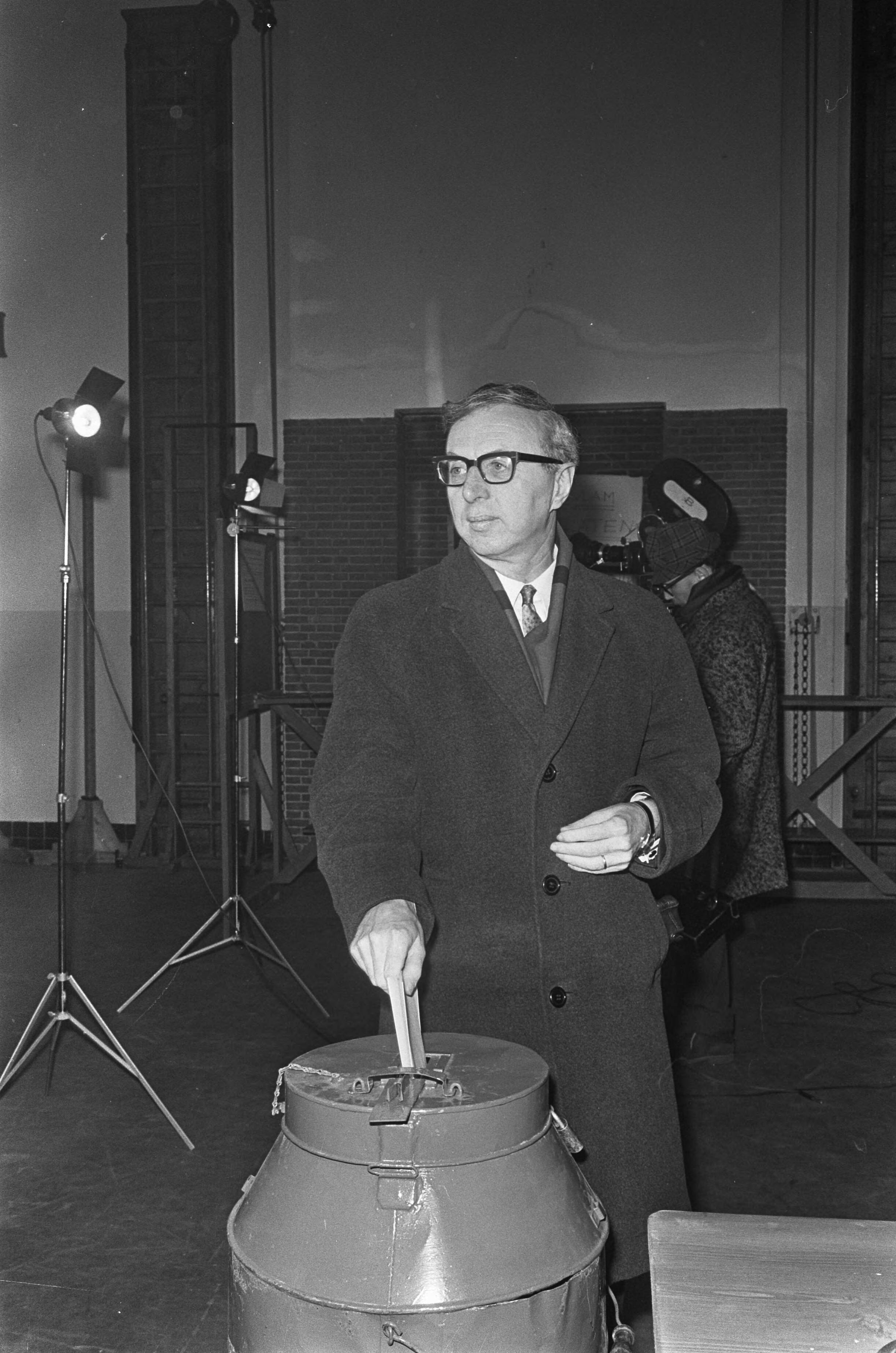 Fotocollectie Anefo — Verkiezingen, Premier Zijlstra brengt zijn stem uit in Den Haag , en echtgenote — Foto: Koch, Eric / Anefo. Licentie: Set B: Rechtenvrij / Publiek Domein. Bron: Nationaal Archief. http://hdl.handle.net/10648/ab0fff7e-d0b4-102d-bcf8-003048976d84
