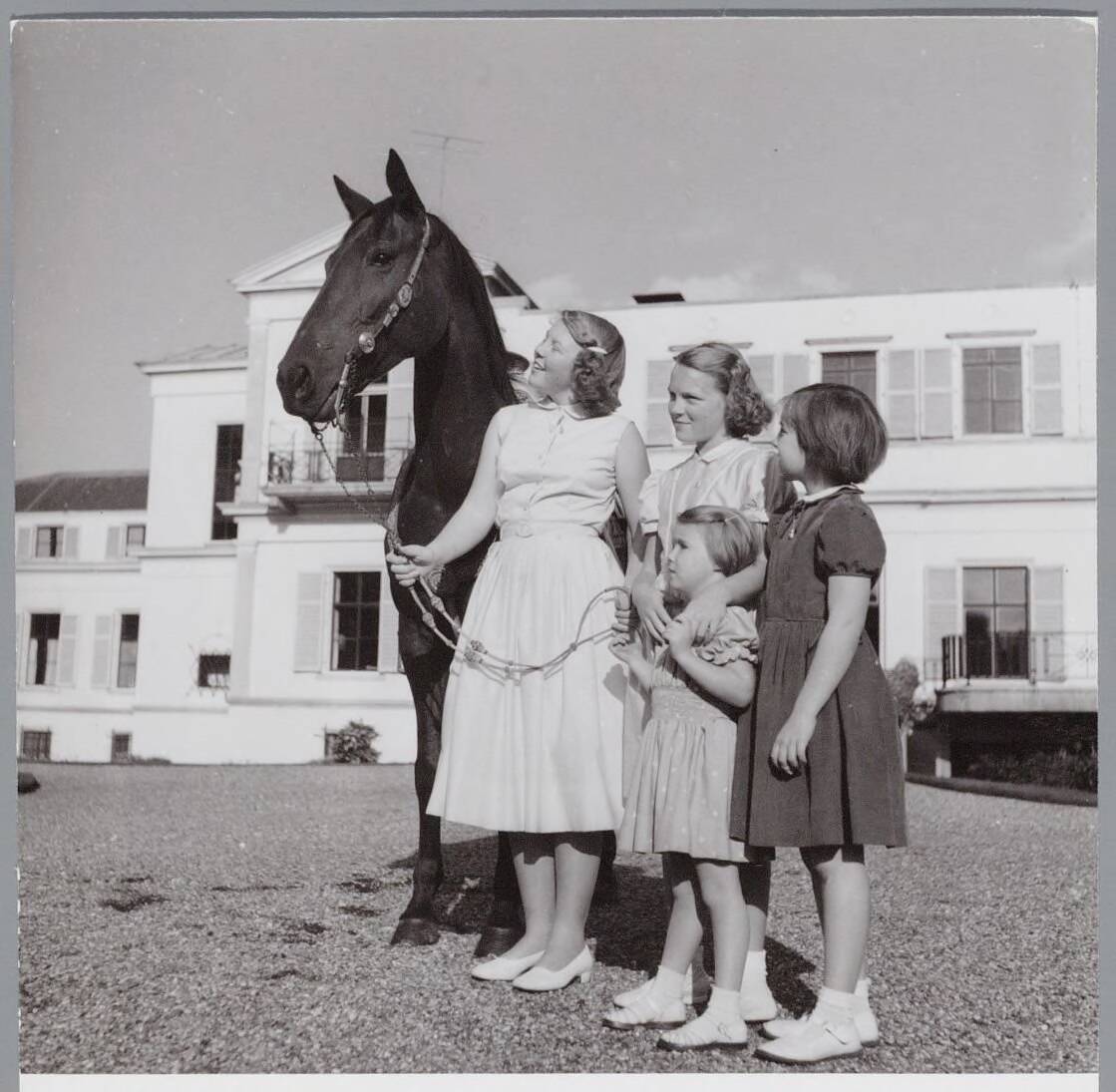 Fotocollectie RVD / Koninklijk Huis — De prinsessen Beatrix, Irene, Margriet en Marijke met paard in de tuin van Paleis Soestdijk — Foto: Onbekend / RVD. Licentie: Set B: Rechtenvrij / Publiek Domein. Bron: Nationaal Archief. http://hdl.handle.net/10648/afb06bcc-d0b4-102d-bcf8-003048976d84