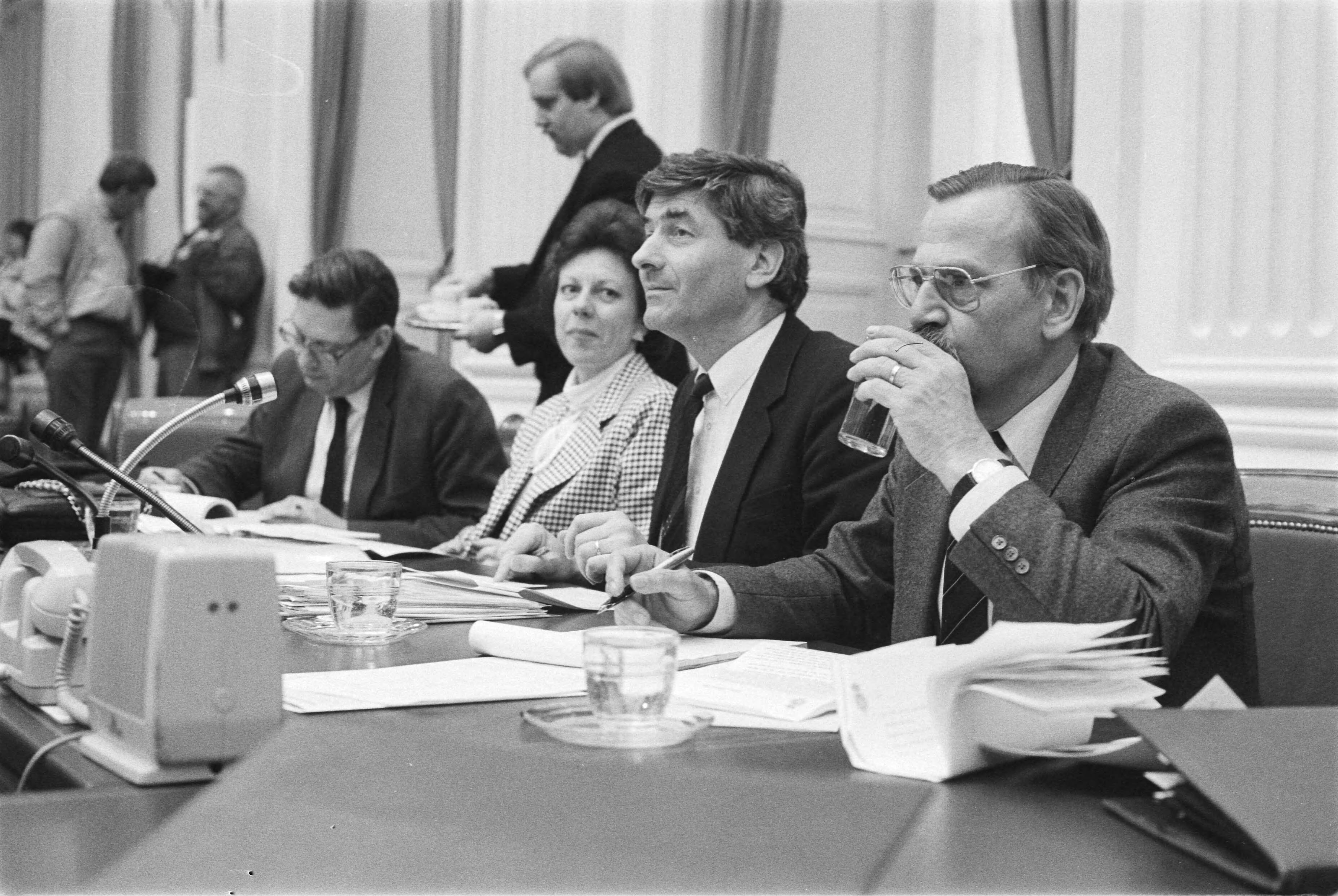 Fotocollectie Anefo — Tweede Kamer: debat overplaatsing PTT naar Groningen; vlnr min. Van Aardenne, min. Smit Kroes, prem. Lubbers en staatssecr. Scherpenhuizen — Foto: Croes, Rob C. / Anefo. Licentie: Set B: Rechtenvrij / Publiek Domein. Bron: Nationaal Archief. http://hdl.handle.net/10648/ad373e84-d0b4-102d-bcf8-003048976d84