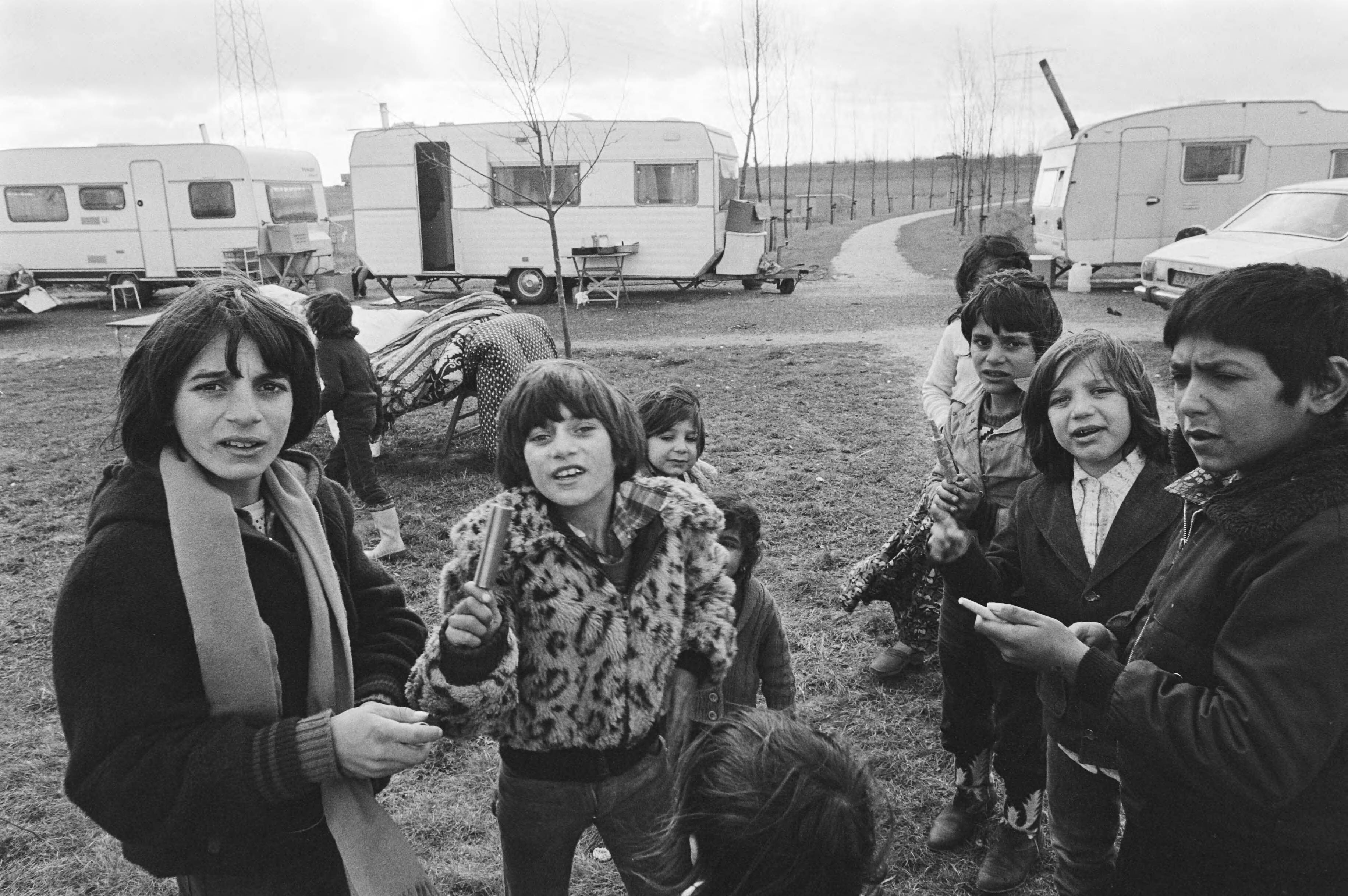 Fotocollectie Anefo — Momenteel verblijft er in de omgeving van Almere een groep zigeuners die in afwachting zijn of zij daar mogen blijven — Foto: Dijk, Hans van / Anefo. Licentie: Set B: Rechtenvrij / Publiek Domein. Bron: Nationaal Archief. http://hdl.handle.net/10648/acf12642-d0b4-102d-bcf8-003048976d84