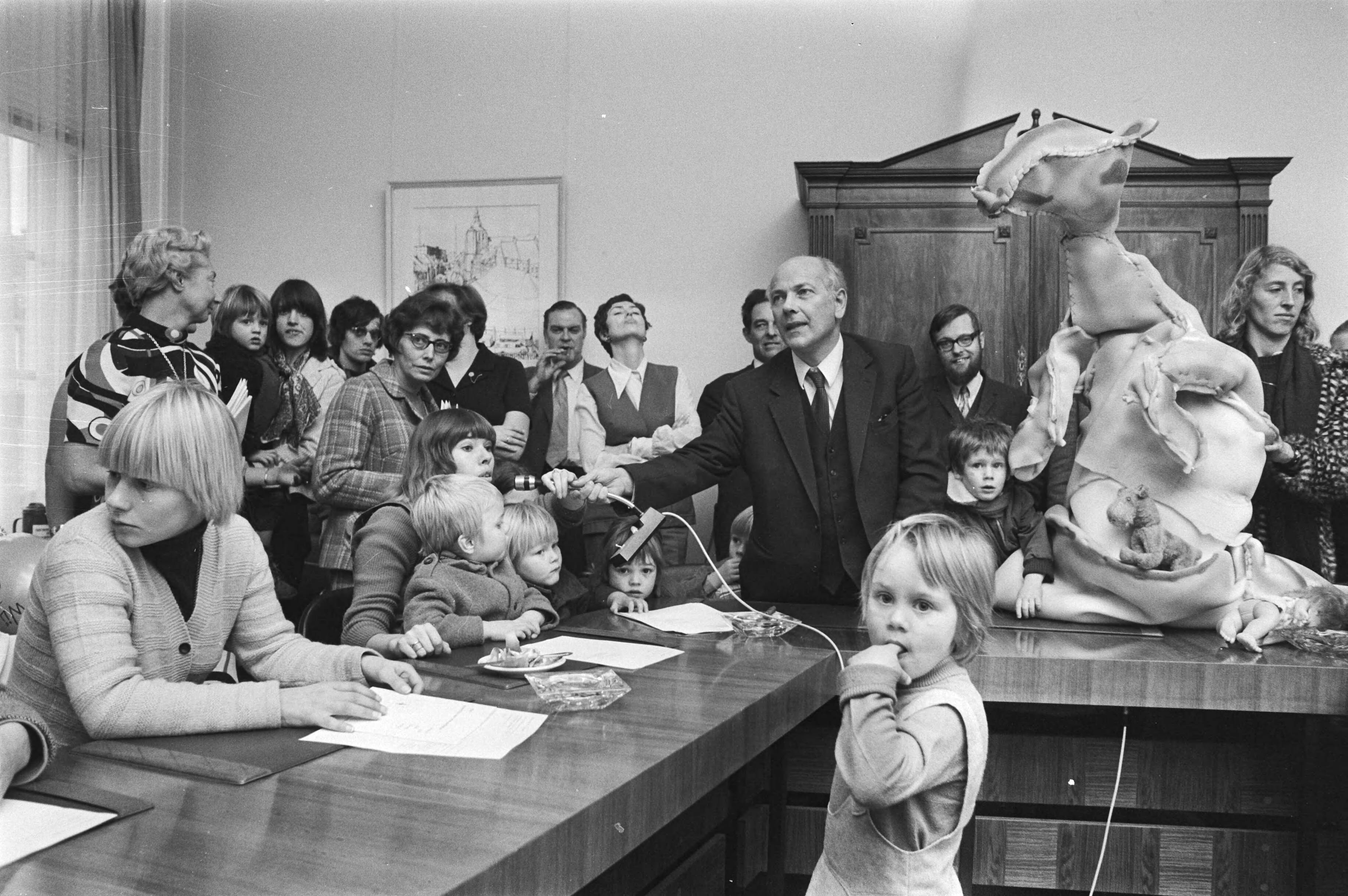 Fotocollectie Anefo — Demonstratie "Dolle Mina" tegen uitblijven creches op Binnenhof Den Haag ; Dolle Minas met kinderen bij Den Uyl in fractievergaderzaal — Foto: Mieremet, Rob / Anefo. Licentie: Set B: Rechtenvrij / Publiek Domein. Bron: Nationaal Archief. http://hdl.handle.net/10648/abaa4fac-d0b4-102d-bcf8-003048976d84