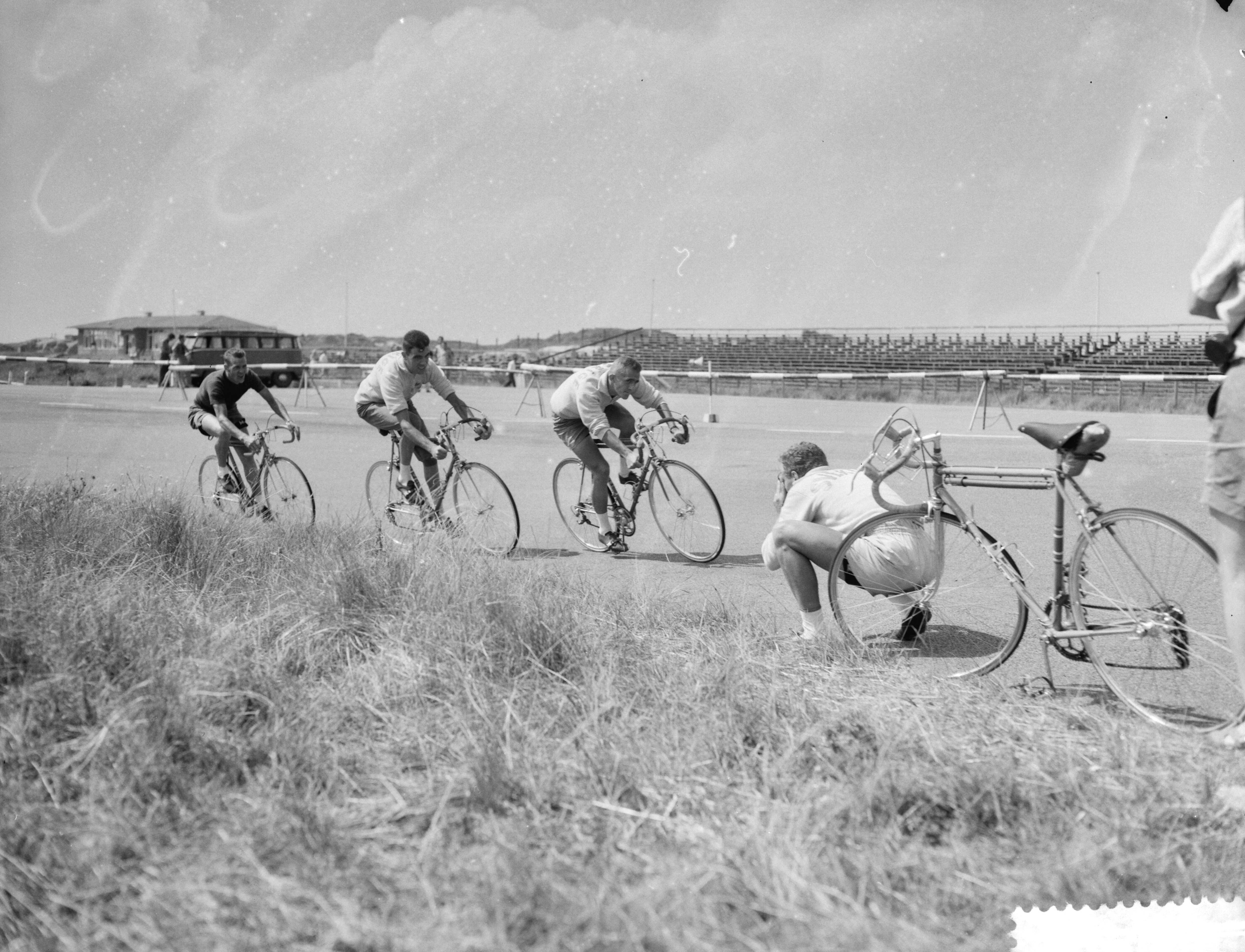 Fotocollectie Anefo — Voorbereiding wereldkampioenschap wielrennen op de weg te Zandvoort. Training van de amateurs. Zweedse renners tijdens de training — Foto: Rossem, Wim van / Anefo. Licentie: Set B: Rechtenvrij / Publiek Domein. Bron: Nationaal Archief. http://hdl.handle.net/10648/a99ad2a4-d0b4-102d-bcf8-003048976d84