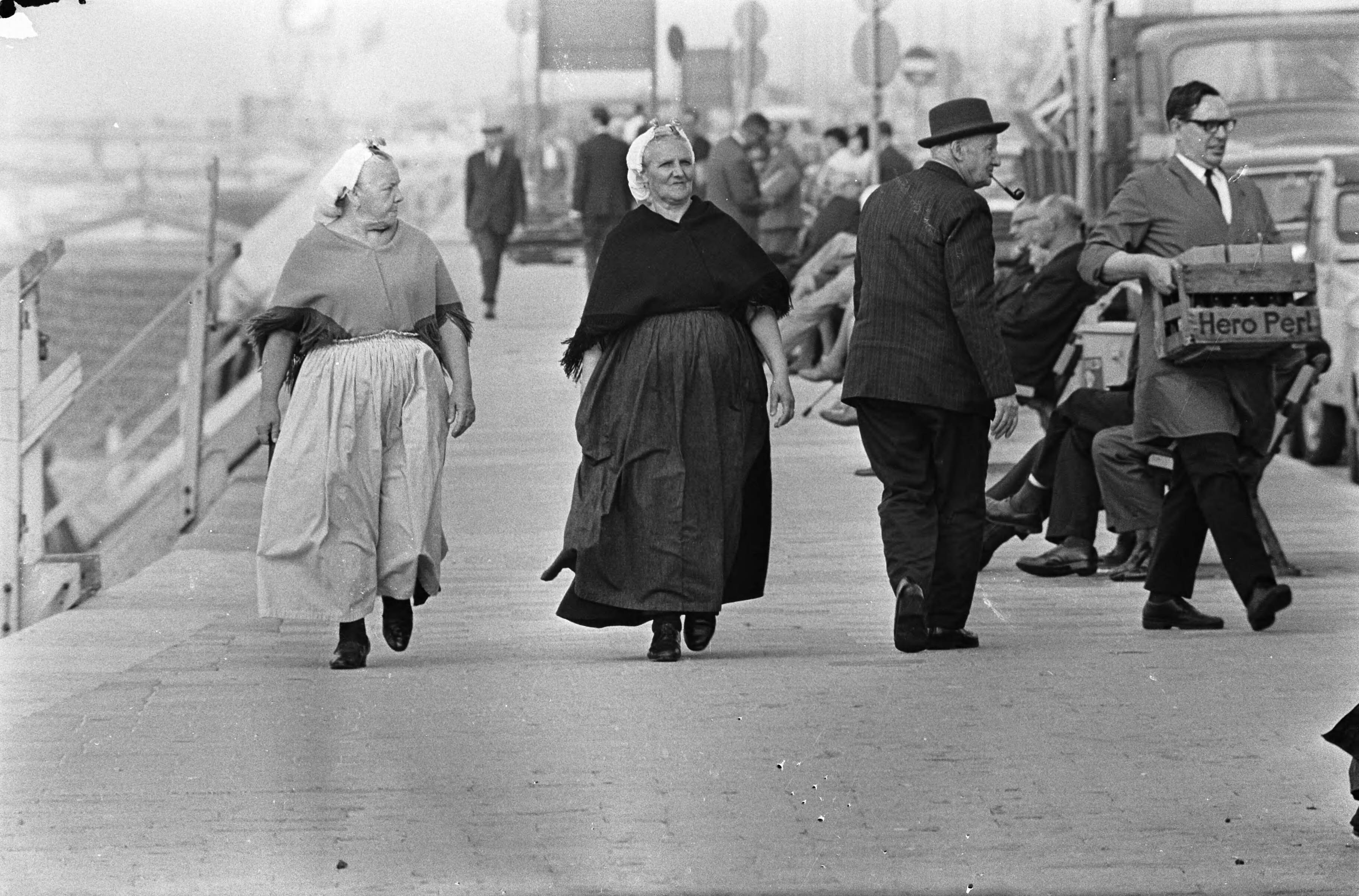 Fotocollectie Anefo — Scheveningse vissersvrouwen maken wandeling over boulevard — Foto: Kroon, Ron / Anefo. Licentie: Set B: Rechtenvrij / Publiek Domein. Bron: Nationaal Archief. http://hdl.handle.net/10648/ab28845e-d0b4-102d-bcf8-003048976d84