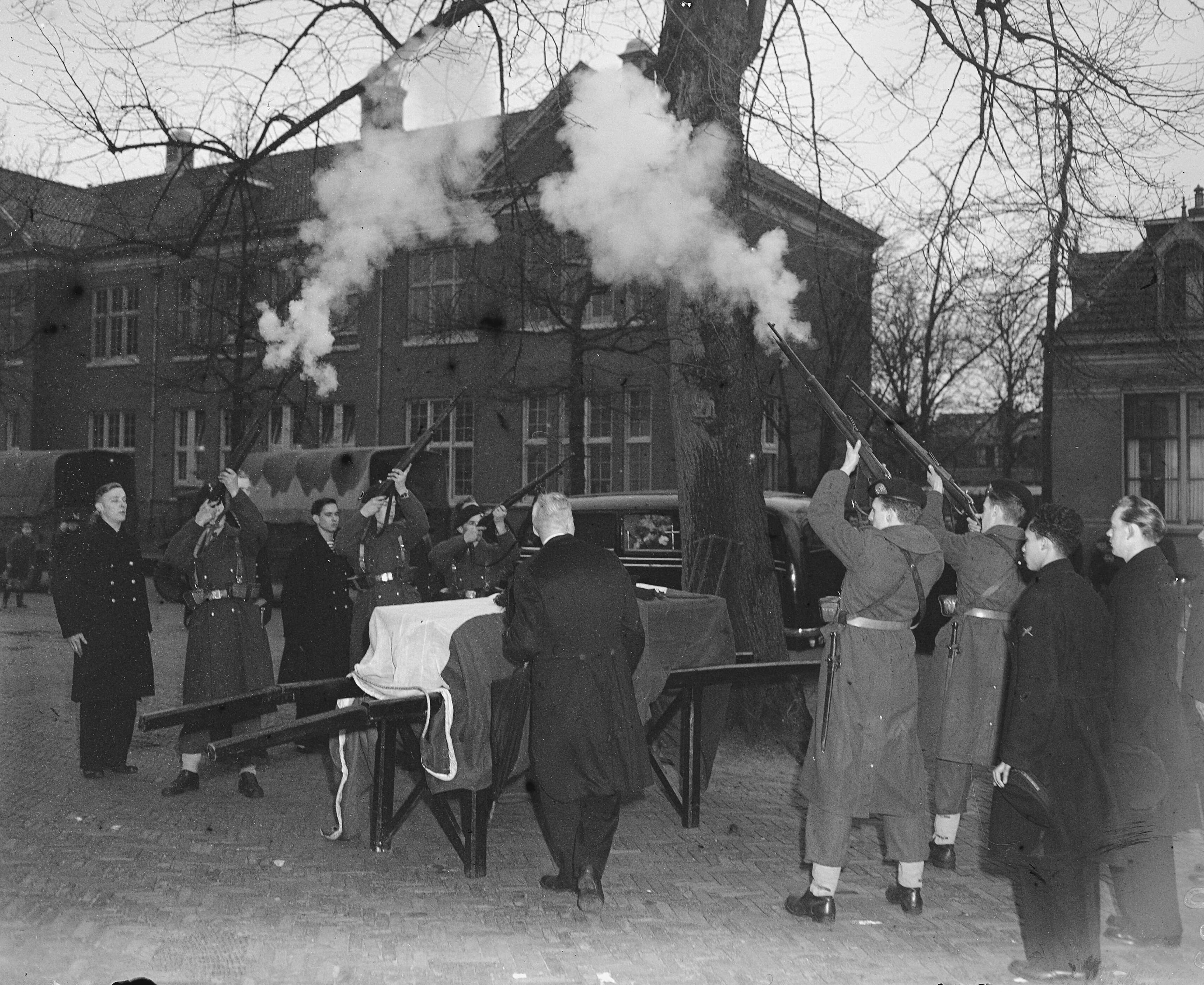Fotocollectie Anefo — Begrafenis matroos-zeemilicien J.C. Arentsen. Saluutschoten — Foto: Snikkers, Anton / Anefo. Licentie: Set B: Rechtenvrij / Publiek Domein. Bron: Nationaal Archief. http://hdl.handle.net/10648/a8b290a2-d0b4-102d-bcf8-003048976d84