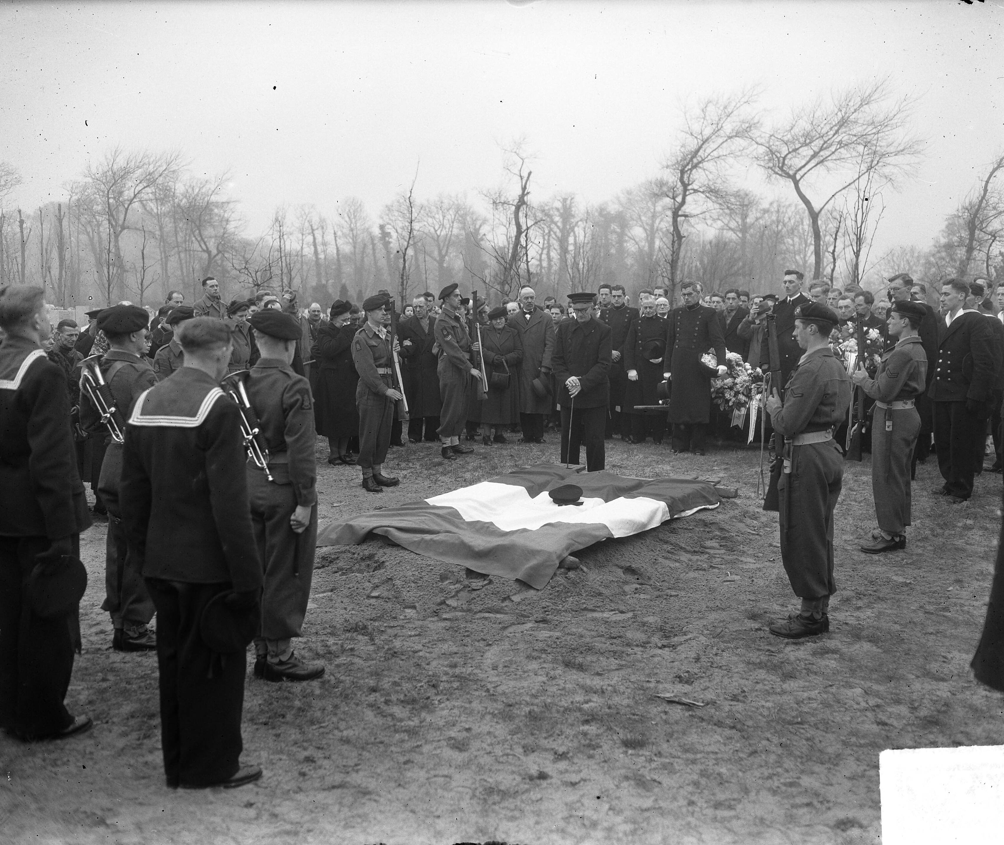 Begrafenis van matroos D.P. Schraven te Den Haag — Foto: Duinen, H. van / Anefo. — Licentie: Set B: Rechtenvrij / Publiek Domein. Bron: Nationaal Archief. http://hdl.handle.net/10648/a8e715b6-d0b4-102d-bcf8-003048976d84
