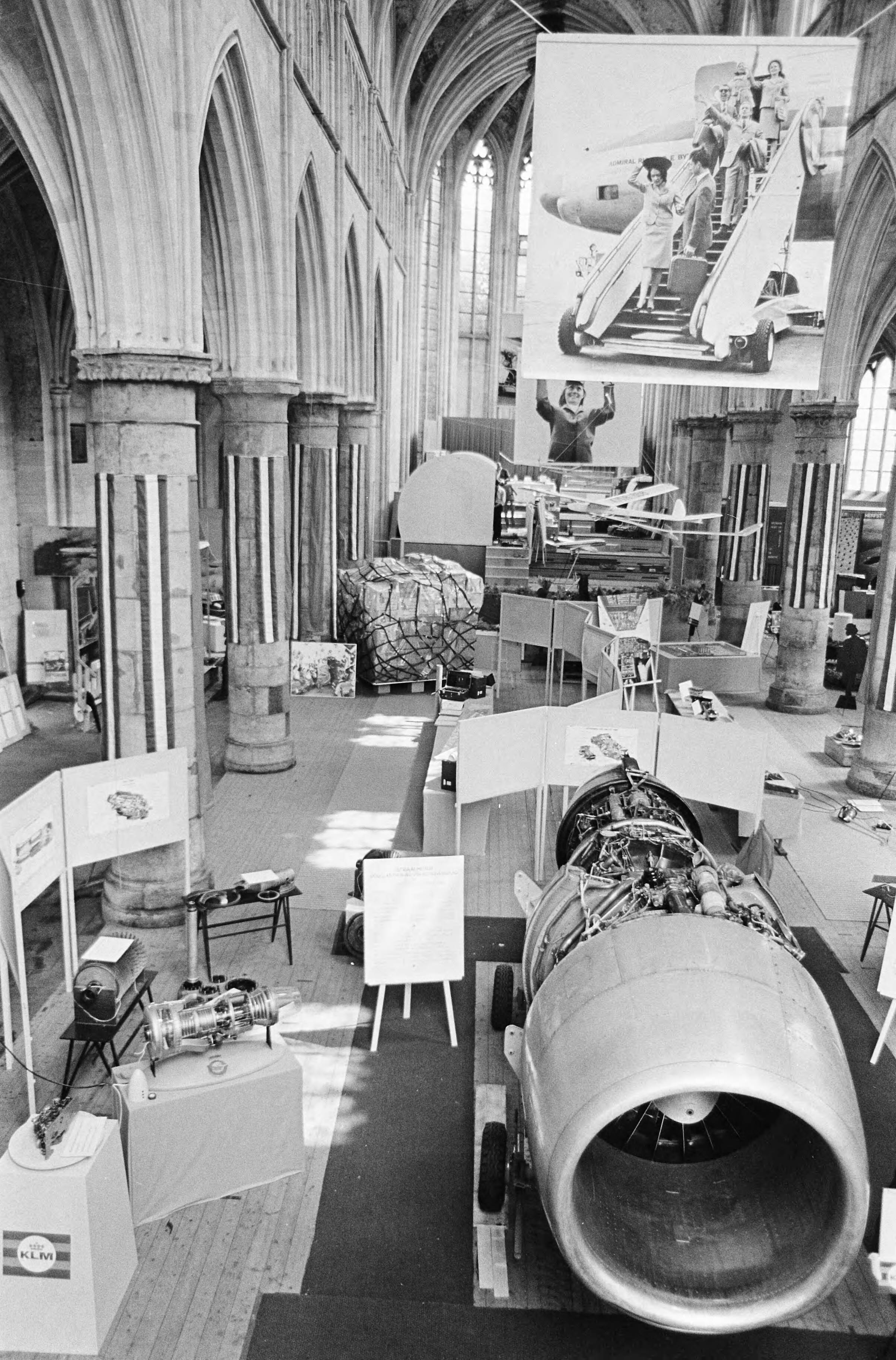 Fotocollectie Anefo — Luchtvaartweek te Maastricht. Straalmotor in Dominicanerkerk — Foto: Nijs, Jac. de / Anefo. Licentie: Set B: Rechtenvrij / Publiek Domein. Bron: Nationaal Archief. http://hdl.handle.net/10648/aaeefcc0-d0b4-102d-bcf8-003048976d84