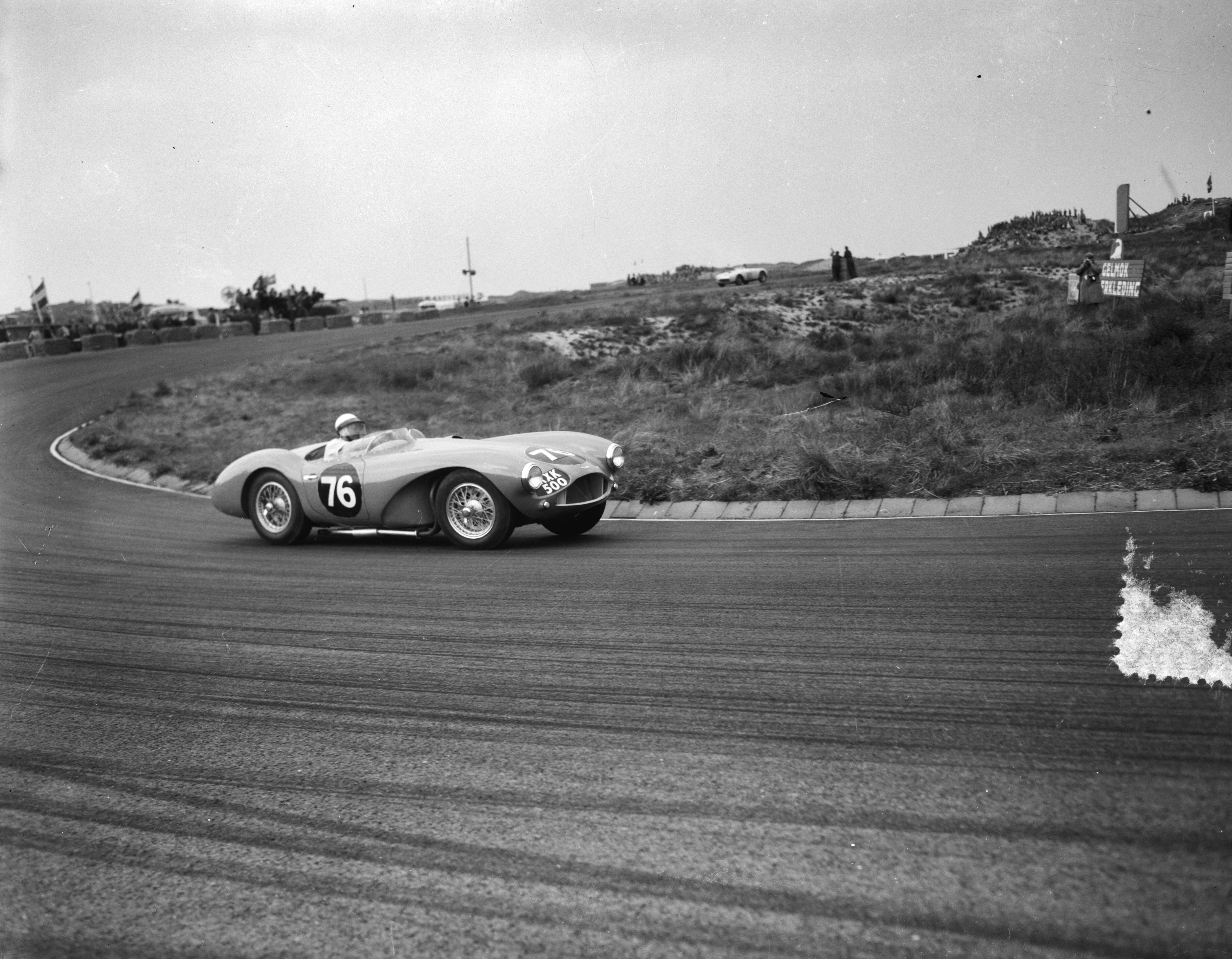 Fotocollectie Anefo — Nationale Sportwagenraces op het circuit van Zandvoort. Vrije rensportklasse, nr. 76 bestuurd door H. Davids — Foto: Bilsen, Joop van / Anefo. Licentie: Set B: Rechtenvrij / Publiek Domein. Bron: Nationaal Archief. http://hdl.handle.net/10648/ad778020-d0b4-102d-bcf8-003048976d84
