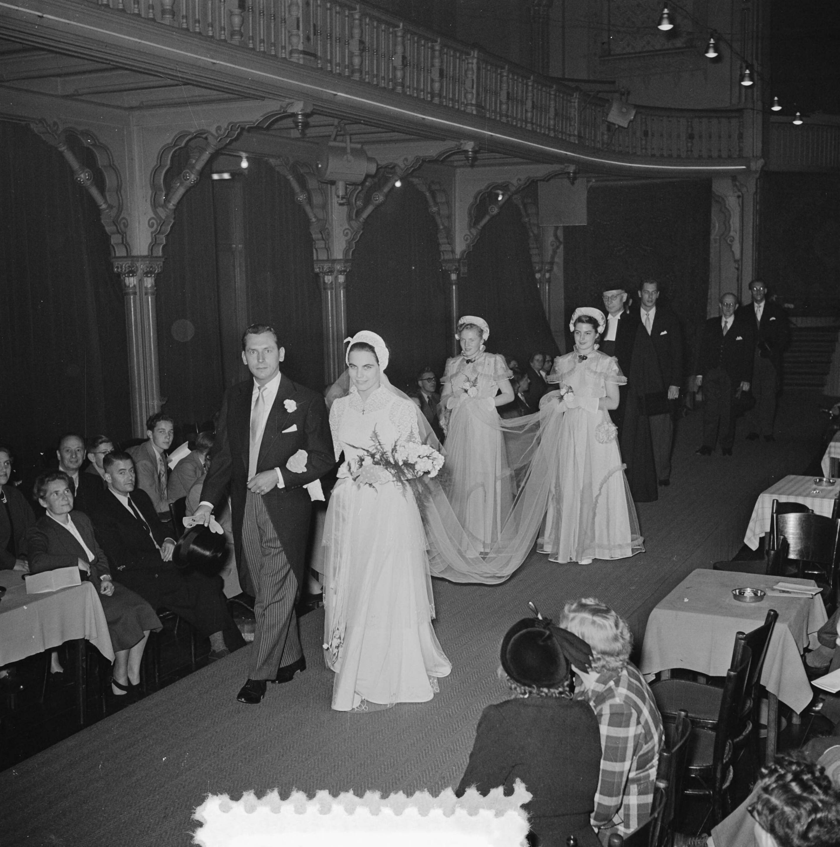 Fotocollectie Anefo — 1e Nationale Show van Dames- en Herenmaatkleding te Den Haag — Foto: Noske, J.D. / Anefo. Licentie: Set B: Rechtenvrij / Publiek Domein. Bron: Nationaal Archief. http://hdl.handle.net/10648/a9004a68-d0b4-102d-bcf8-003048976d84