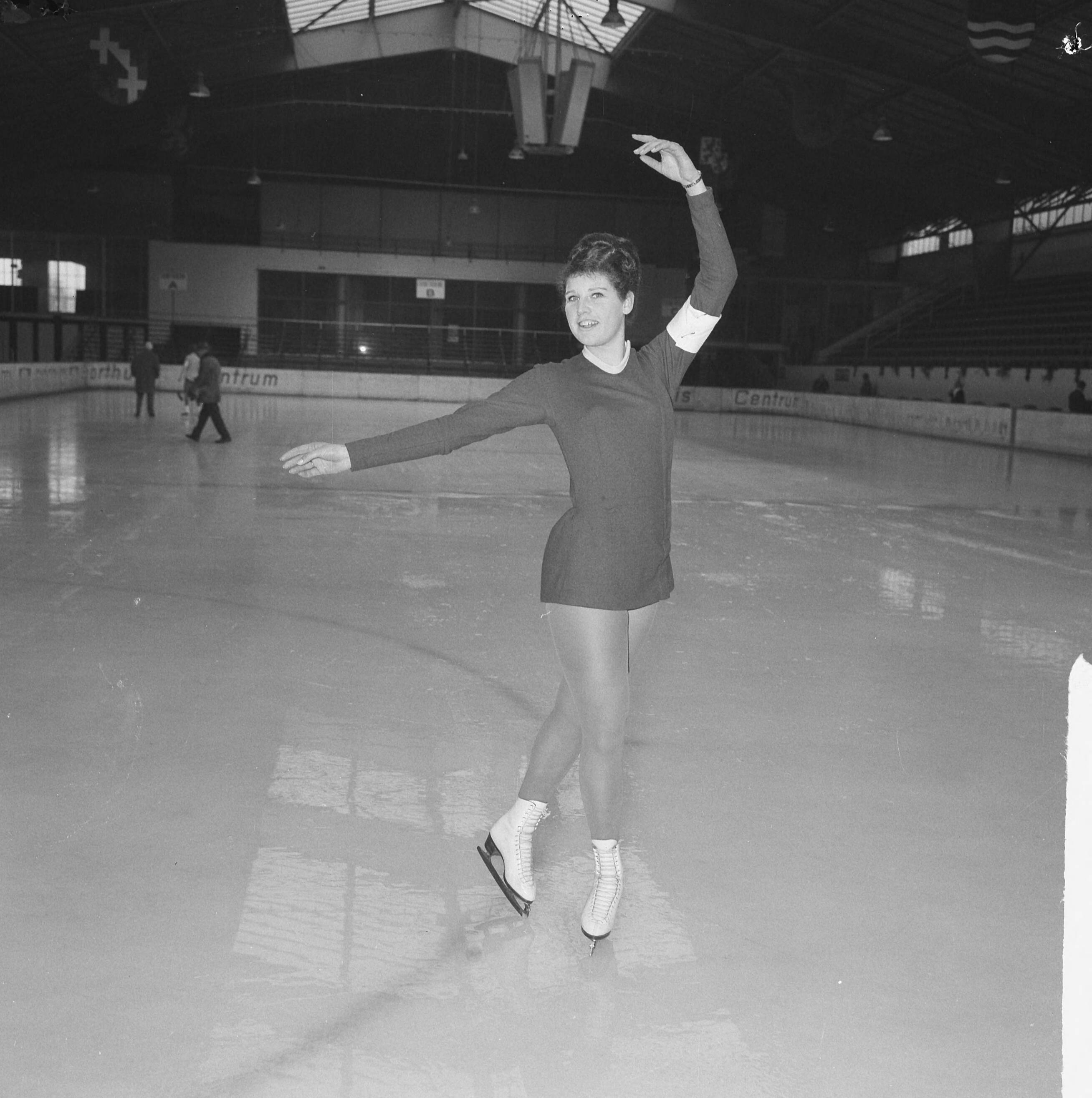 Fotocollectie Anefo — Nationale kampioenschappen kunstrijden 1965, Madeleine Hendriks uit Den Haag in actie — Foto: Nijs, Jac. de / Anefo. Licentie: Set B: Rechtenvrij / Publiek Domein. Bron: Nationaal Archief. http://hdl.handle.net/10648/aa9a0062-d0b4-102d-bcf8-003048976d84