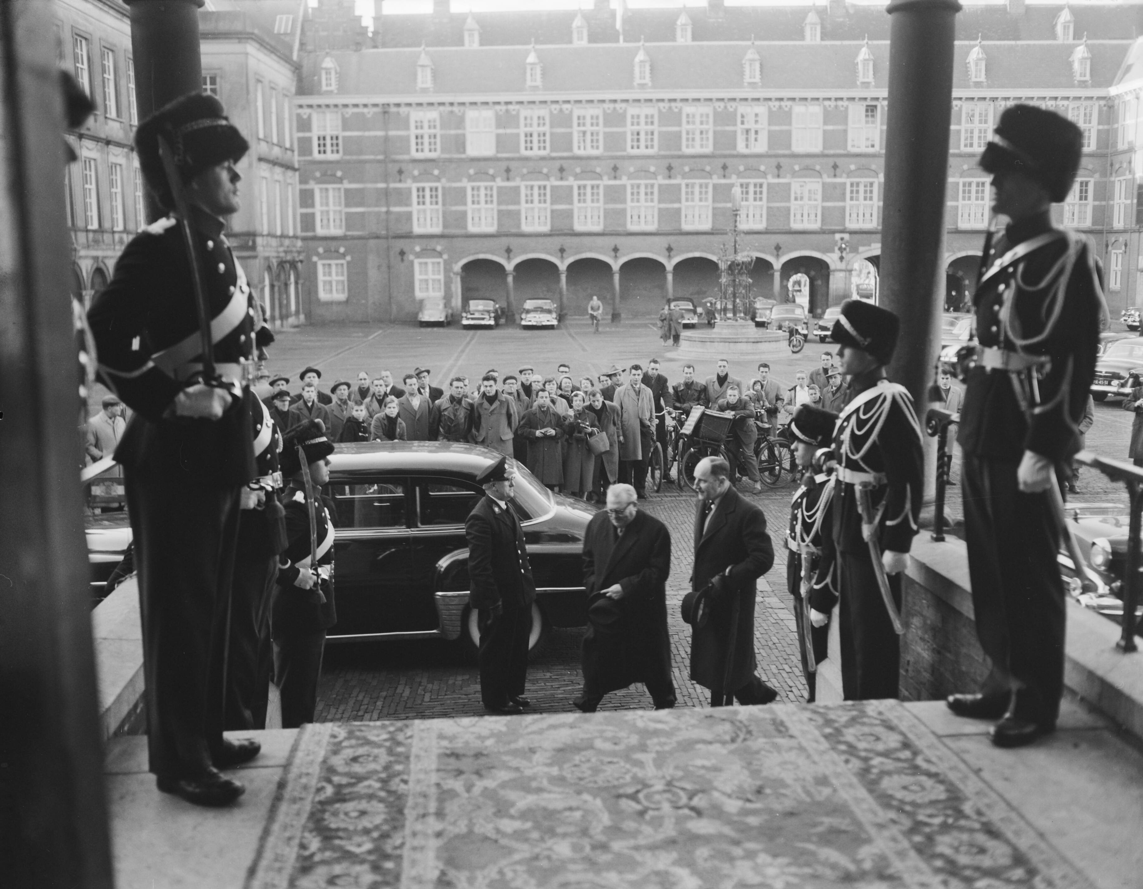 Fotocollectie Anefo — Ondertekening van het Beneluxverdrag in de Ridderzaal te Den Haag — Foto: Bilsen, Joop van / Anefo. Licentie: Set B: Rechtenvrij / Publiek Domein. Bron: Nationaal Archief. http://hdl.handle.net/10648/a9745eda-d0b4-102d-bcf8-003048976d84