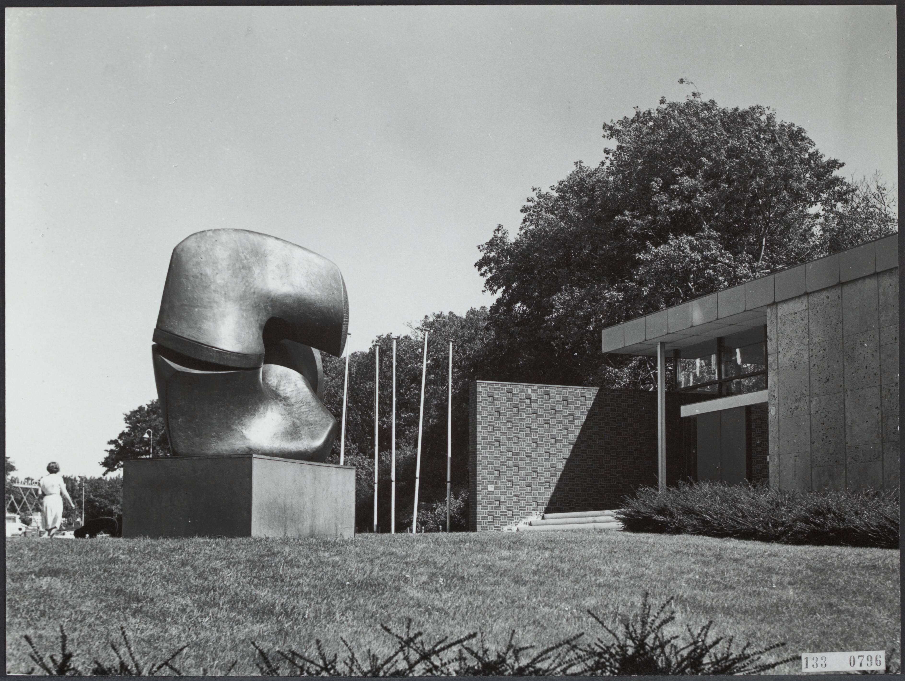 Fotocollectie Rijksvoorlichtingsdienst Eigen — Den Haag. Adriaan Goedkooplaan: bronzen plastiek Locking Piece van de Britse beeldhouwer Henry Moore — Foto: Fotodienst Gemeente Den Haag. Licentie: Set B: Rechtenvrij / Publiek Domein. Bron: Nationaal Archief. http://hdl.handle.net/10648/af5a9102-d0b4-102d-bcf8-003048976d84