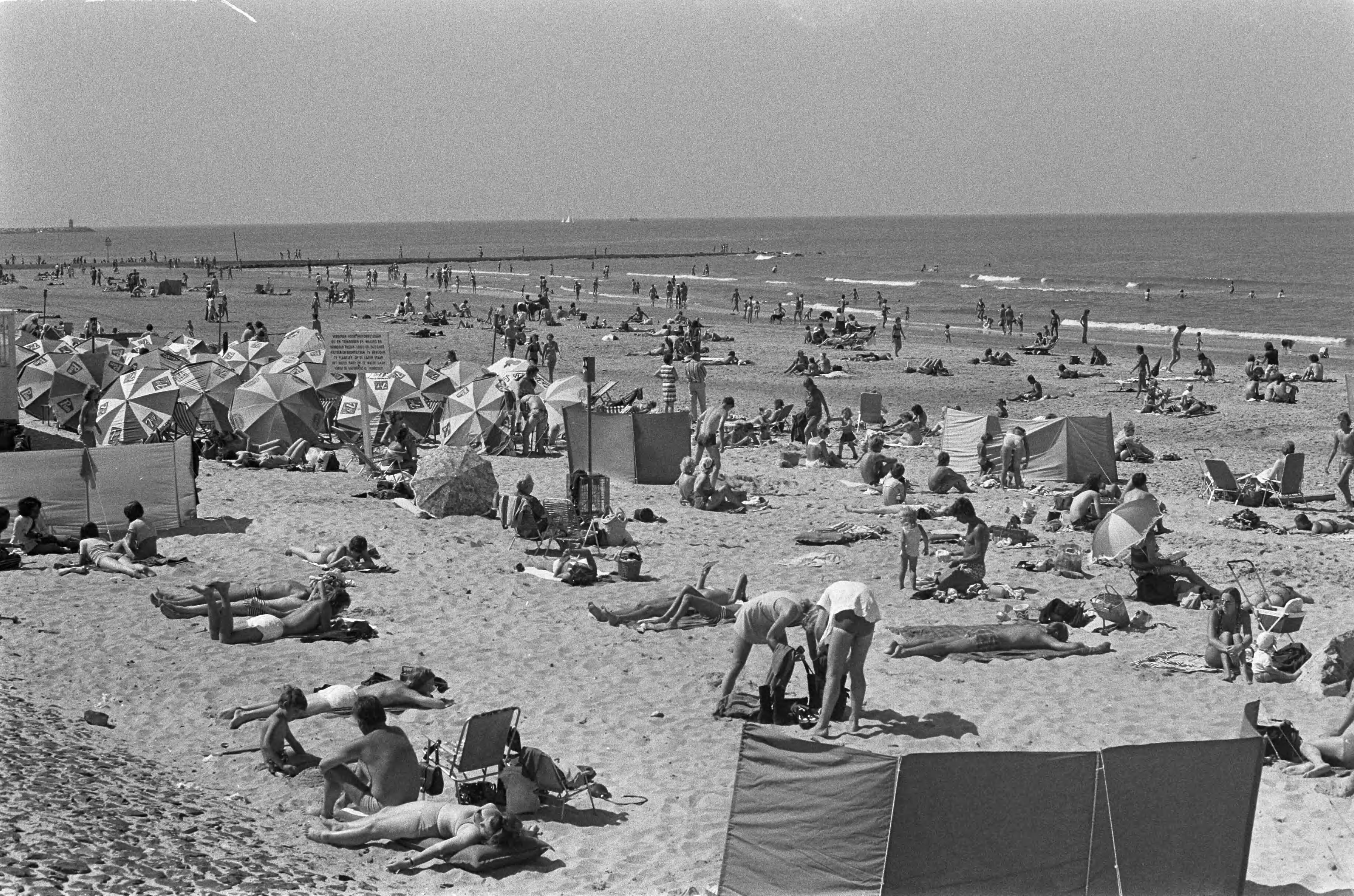 Fotocollectie Anefo — Strandleven Scheveningen, strand en de pier — Foto: Peters, Hans / Anefo. Licentie: Set B: Rechtenvrij / Publiek Domein. Bron: Nationaal Archief. http://hdl.handle.net/10648/ac3401de-d0b4-102d-bcf8-003048976d84
