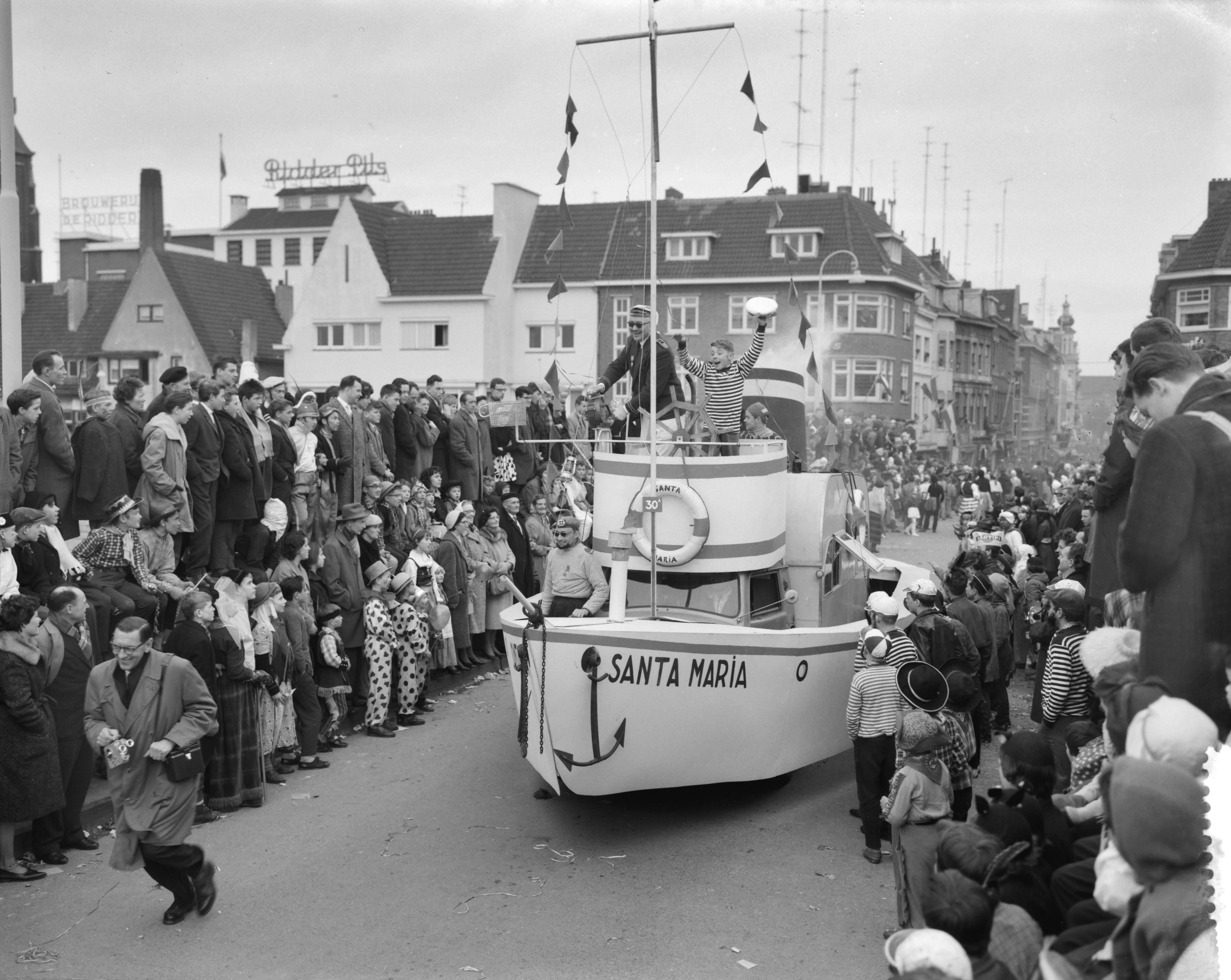 Fotocollectie Anefo — Carnavalsoptocht in Maastricht, de "Santa Maria" compleet met kapers — Foto: Rossem, Wim van / Anefo. Licentie: Set B: Rechtenvrij / Publiek Domein. Bron: Nationaal Archief. http://hdl.handle.net/10648/a9c8fbde-d0b4-102d-bcf8-003048976d84