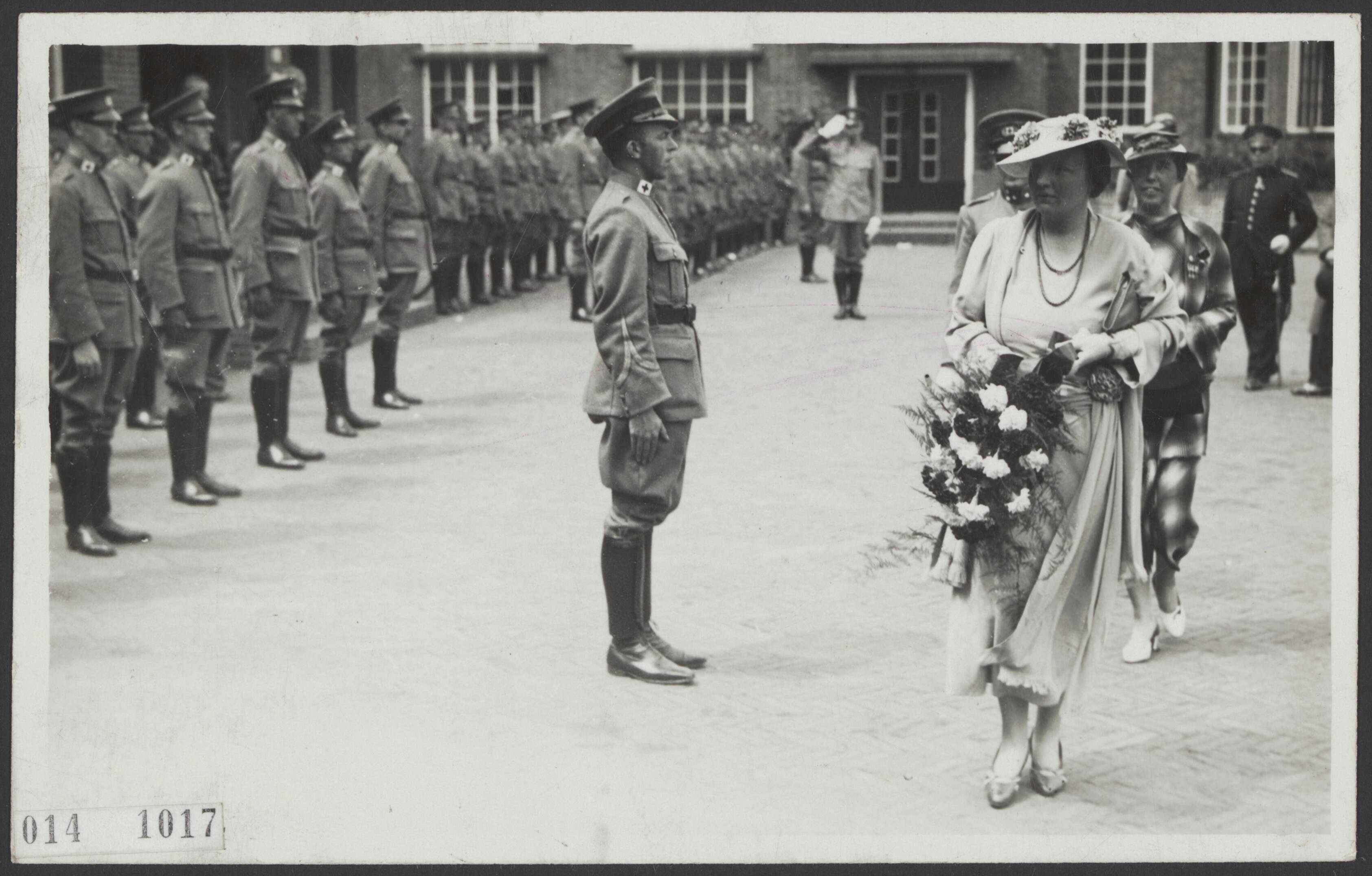 Fotocollectie Elsevier Binnenland — Vaals. Rode Kruis oefening. Prinses Juliana, met bloemstuk, inspecteert de aangetreden manschappen] — Foto: N.V. Polygoon. Licentie: Set B: Rechtenvrij / Publiek Domein. Bron: Nationaal Archief. http://hdl.handle.net/10648/adb27f22-d0b4-102d-bcf8-003048976d84