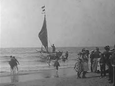 Fotocollectie Elsevier Binnenland — Kleine bomschuit aan het strand van Scheveningen, met spelende kinderen bij de vloedlijn — Foto: Onbekend / Publiek Domein of Rechtenvrij. Licentie: Set B: Rechtenvrij / Publiek Domein. Bron: Nationaal Archief. http://hdl.handle.net/10648/addfdbb6-d0b4-102d-bcf8-003048976d84