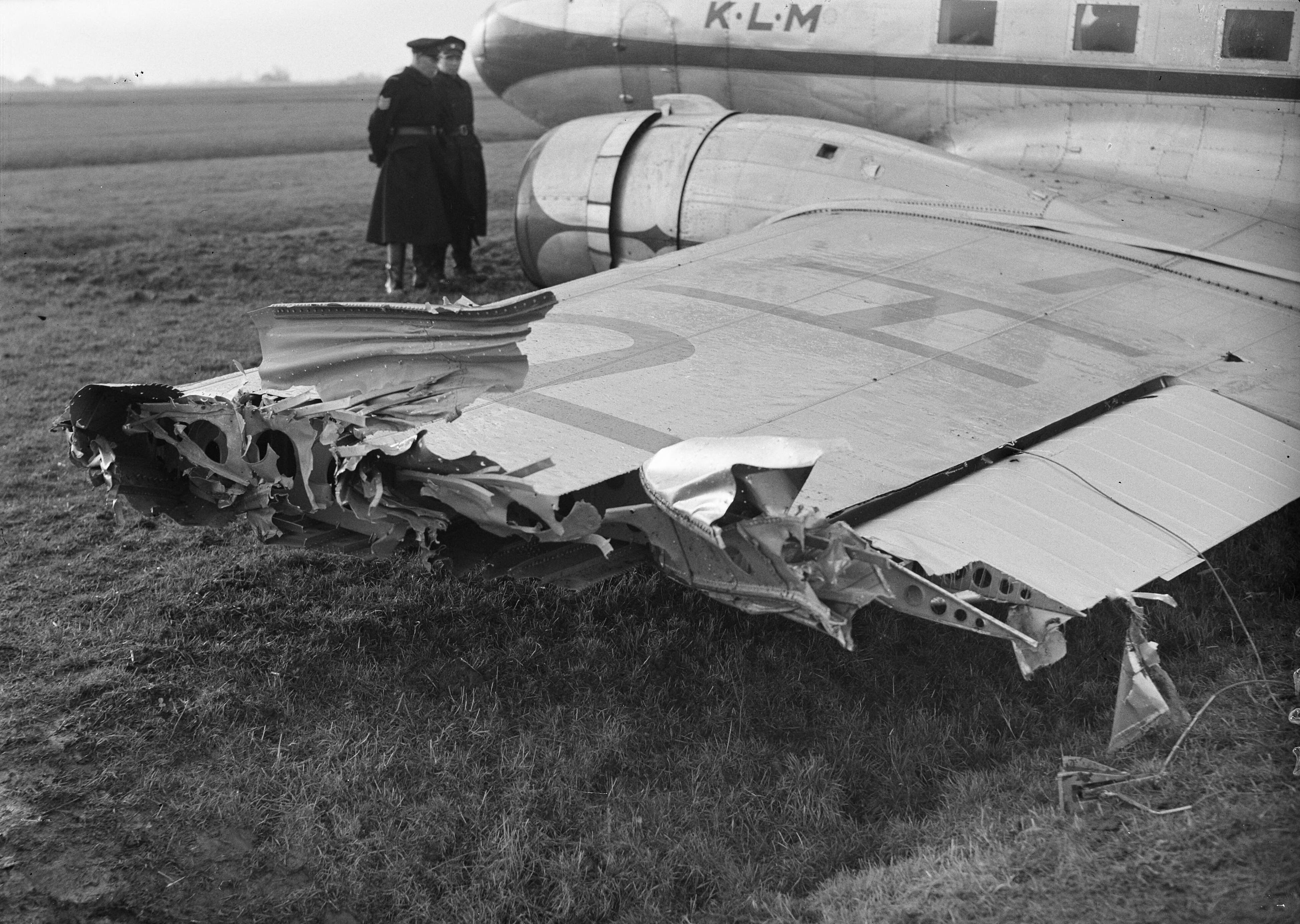 Fotocollectie Anefo — Vliegtuigongeluk met een KLM Douglas Dakota DC3 boven Leeuwarden — Foto: Sagers, Harry / Anefo. Licentie: Set B: Rechtenvrij / Publiek Domein. Bron: Nationaal Archief. http://hdl.handle.net/10648/a8b125c8-d0b4-102d-bcf8-003048976d84