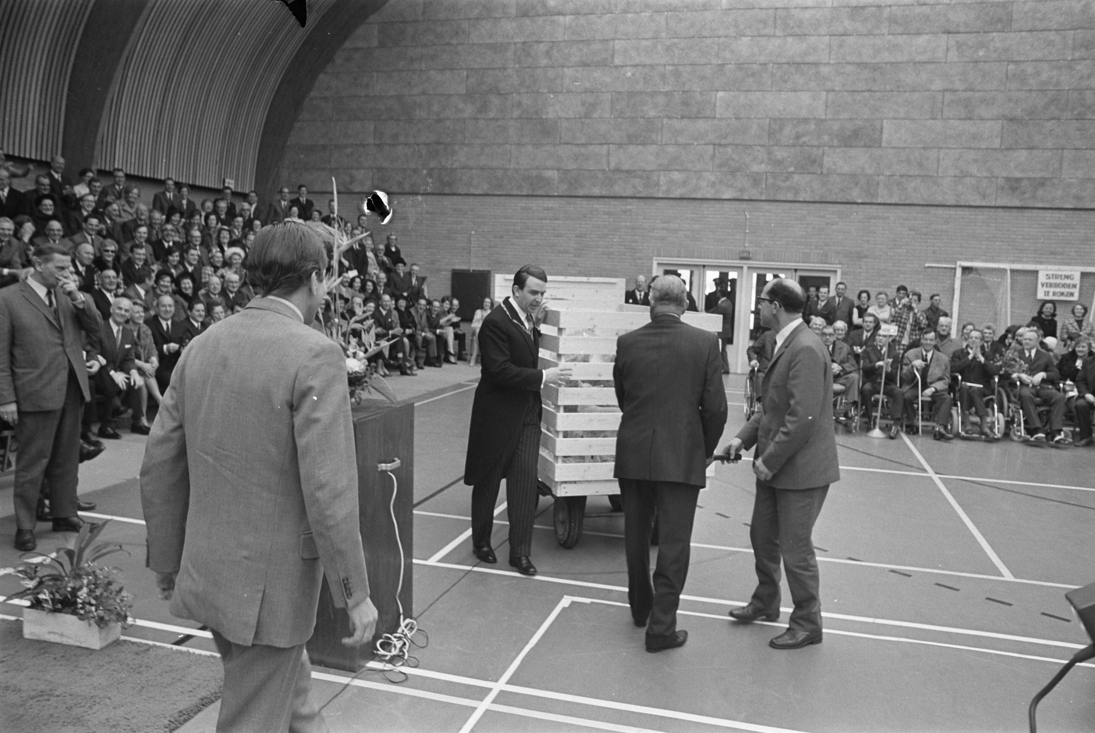 Fotocollectie Anefo — Prins Claus opende de sport- en cultuurcentrum "De Jager bij Andel, Giessen, Rijswijk. Claus met hem aangeboden lammeren, recht burgemeester mr. J. N. Scholten / — Foto: Verhoeff, Bert / Anefo. Licentie: Set B: Rechtenvrij / Publiek Domein. Bron: Nationaal Archief. http://hdl.handle.net/10648/ab8fe3c4-d0b4-102d-bcf8-003048976d84