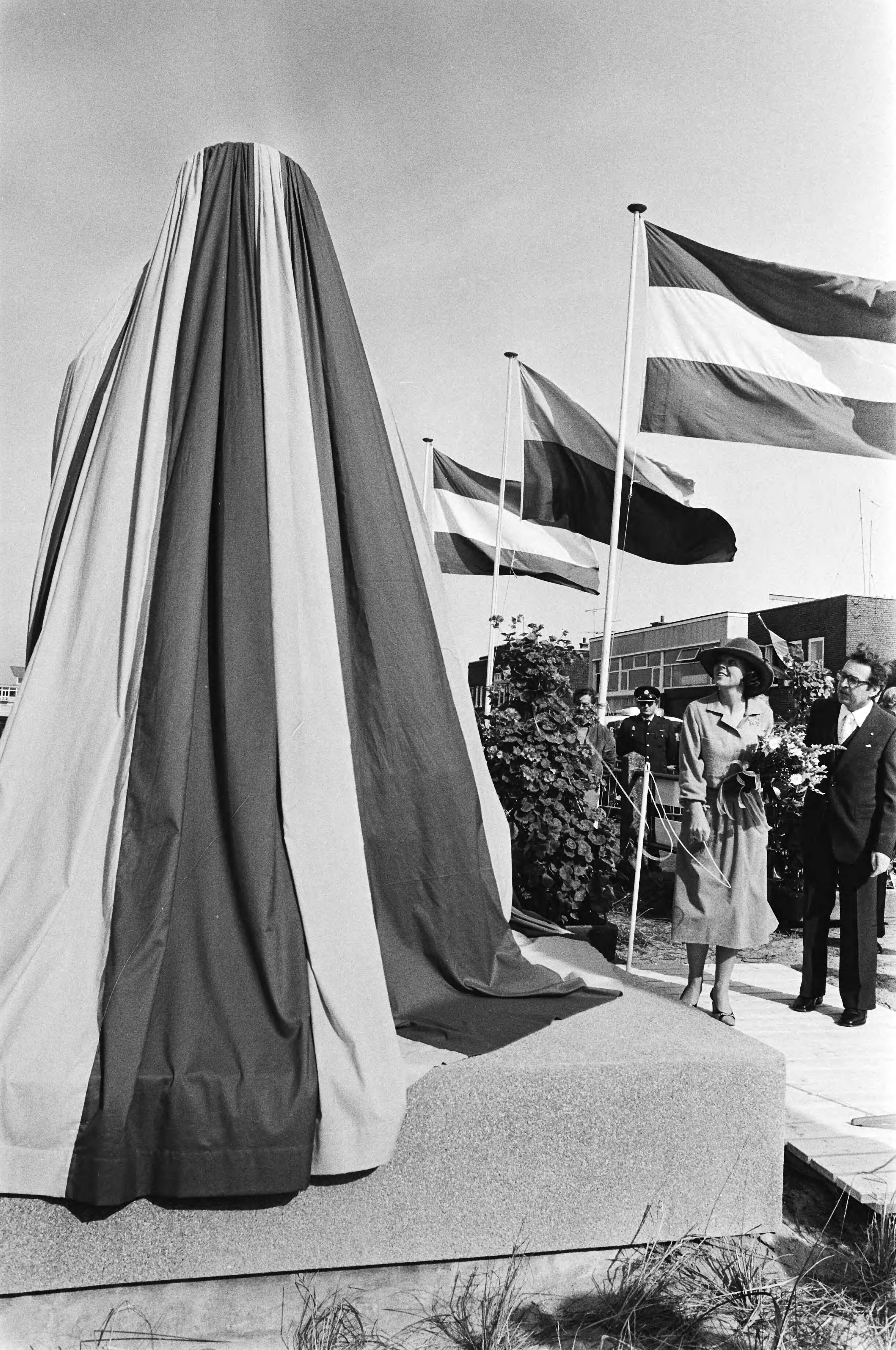 Prinses Beatrix onthult het monument "75 jaar havens" in Scheveningen — Prinses Beatrix op weg naar de onthulling — Foto: Suyk, Koen / Anefo. Licentie: Set B: Rechtenvrij / Publiek Domein. Bron: Nationaal Archief. http://hdl.handle.net/10648/acc9c5fc-d0b4-102d-bcf8-003048976d84
