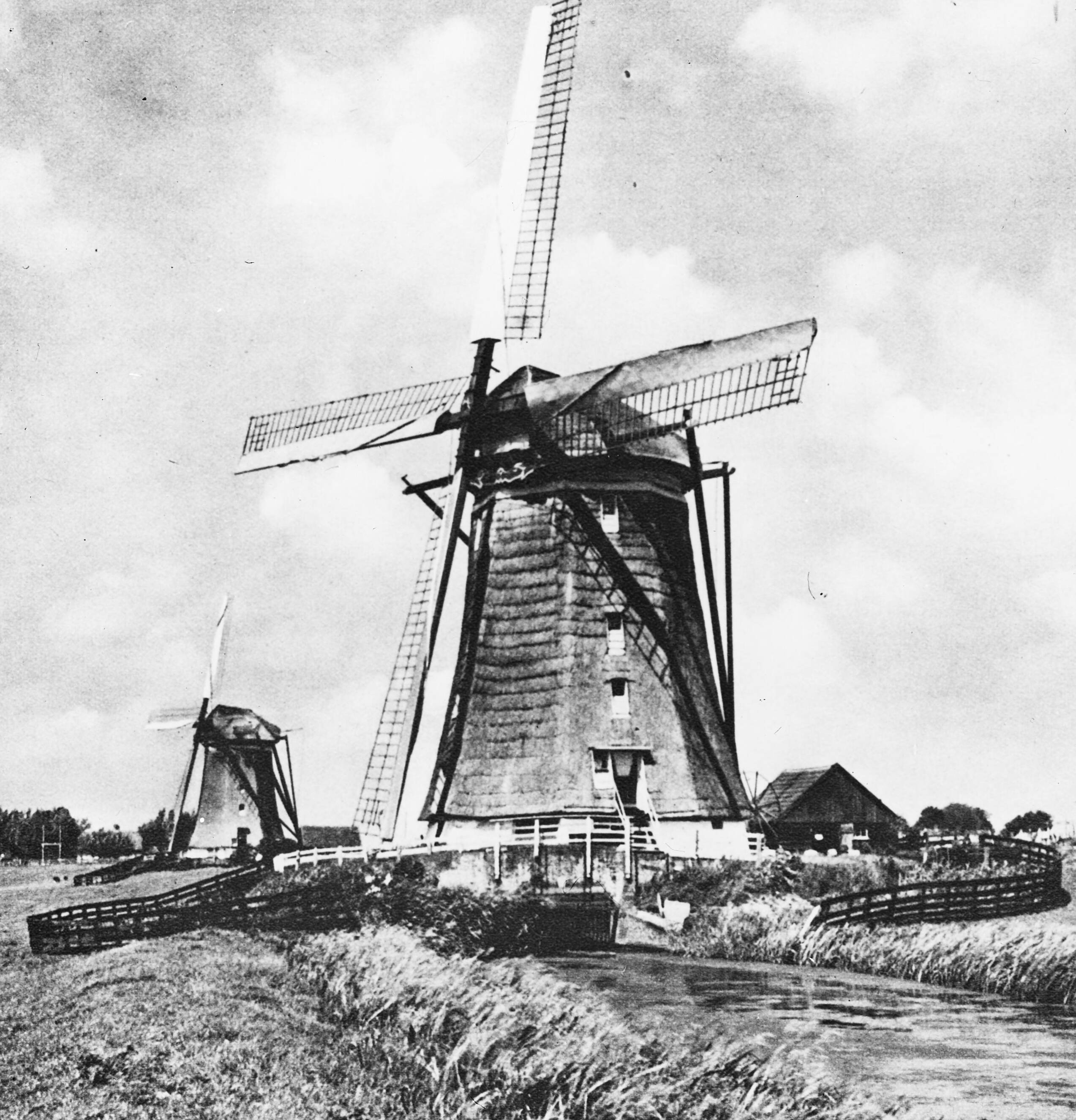 Fotocollectie Nederlandse Heidemaatschappij — De middenmolen en op de achtergrond de bovenmolen. — Foto: Fotograaf Onbekend / Heidemij. Licentie: Set B: Rechtenvrij / Publiek Domein. Bron: Nationaal Archief. http://hdl.handle.net/10648/ae4b35c8-d0b4-102d-bcf8-003048976d84