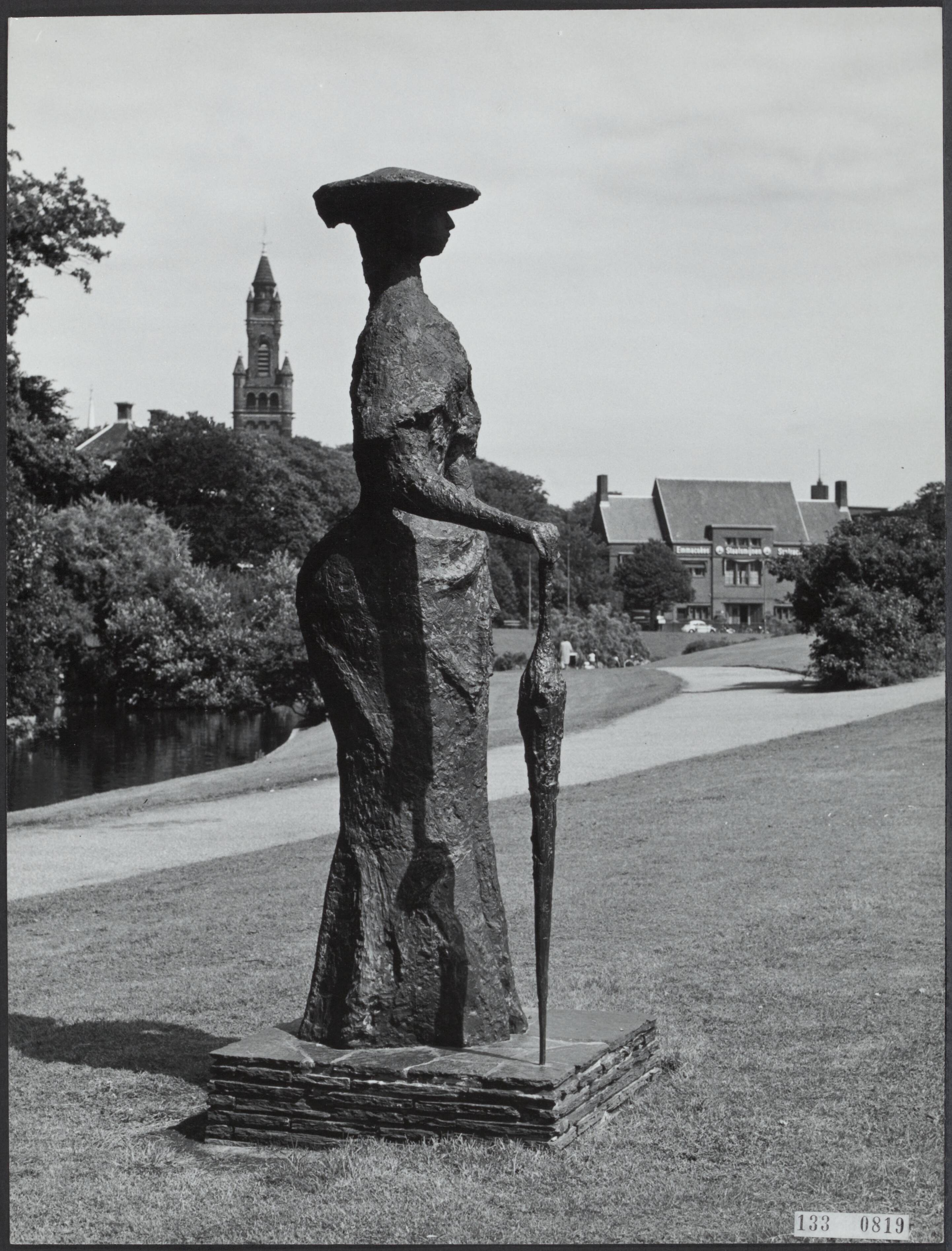 Fotocollectie Rijksvoorlichtingsdienst Eigen — Den Haag. Groot Hertoginnelaan: standbeeld voor de romanfiguur Eline Vere door de beeldhouwer Theo van der Nahmer (1917-1989) — Foto: Fotodienst Gemeente Den Haag. Licentie: Set B: Rechtenvrij / Publiek Domein. Bron: Nationaal Archief. http://hdl.handle.net/10648/af5aa28c-d0b4-102d-bcf8-003048976d84