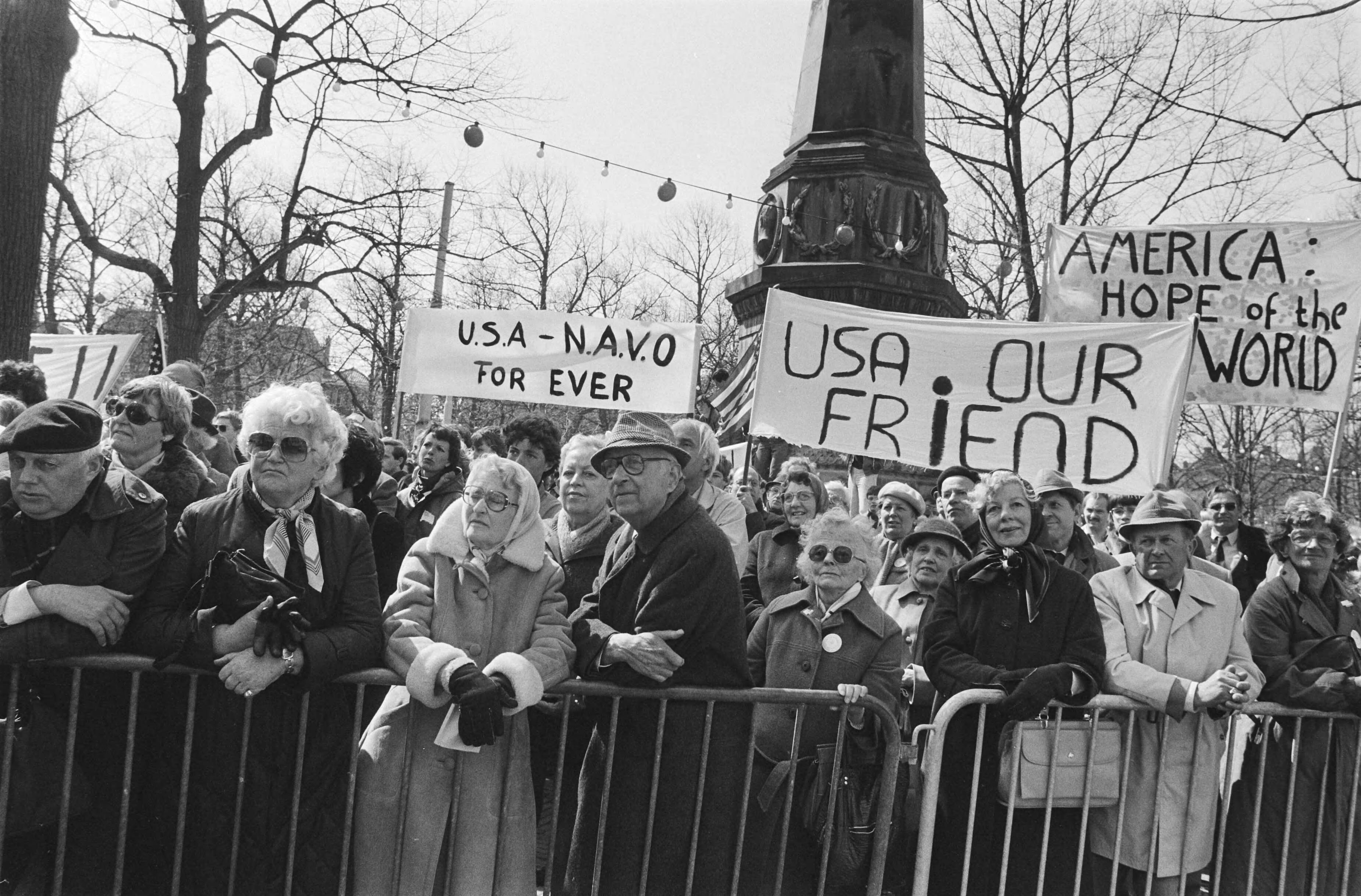 Fotocollectie Anefo — Pro-Amerikademonstratie in Den Haag door de OSL Stichtingen georganiseerd bij Amerikaanse ambassade — Foto: Bogaerts, Rob / Anefo. Licentie: Set B: Rechtenvrij / Publiek Domein. Bron: Nationaal Archief. http://hdl.handle.net/10648/ad15e266-d0b4-102d-bcf8-003048976d84